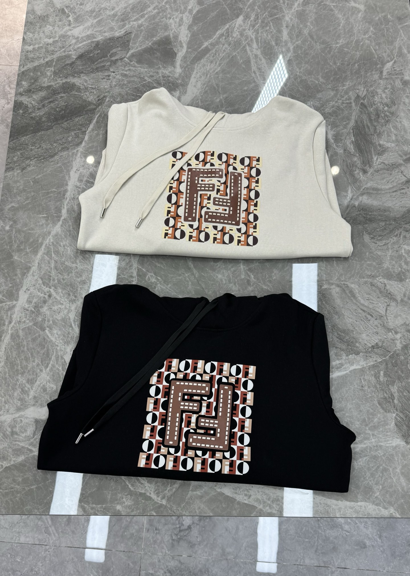 Fendi芬迪25s新款连帽卫衣，胸前FF老花Logo超有辨识度，棕橙白配色复古又时髦✨。高品质棉料，柔