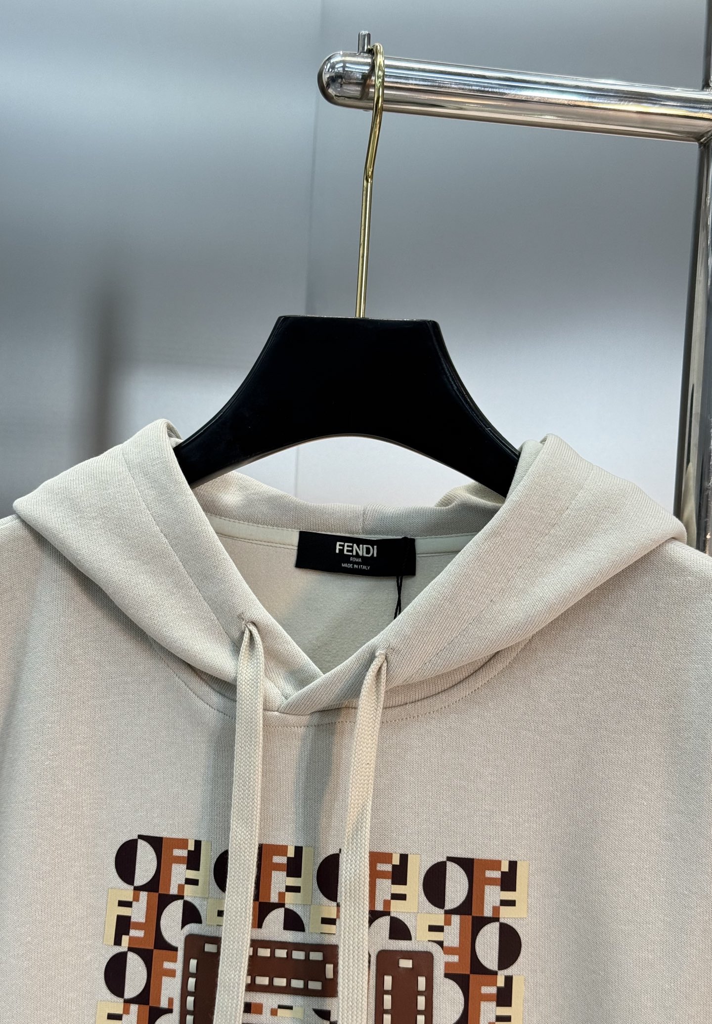 Fendi芬迪25s新款连帽卫衣，胸前FF老花Logo超有辨识度，棕橙白配色复古又时髦✨。高品质棉料，柔