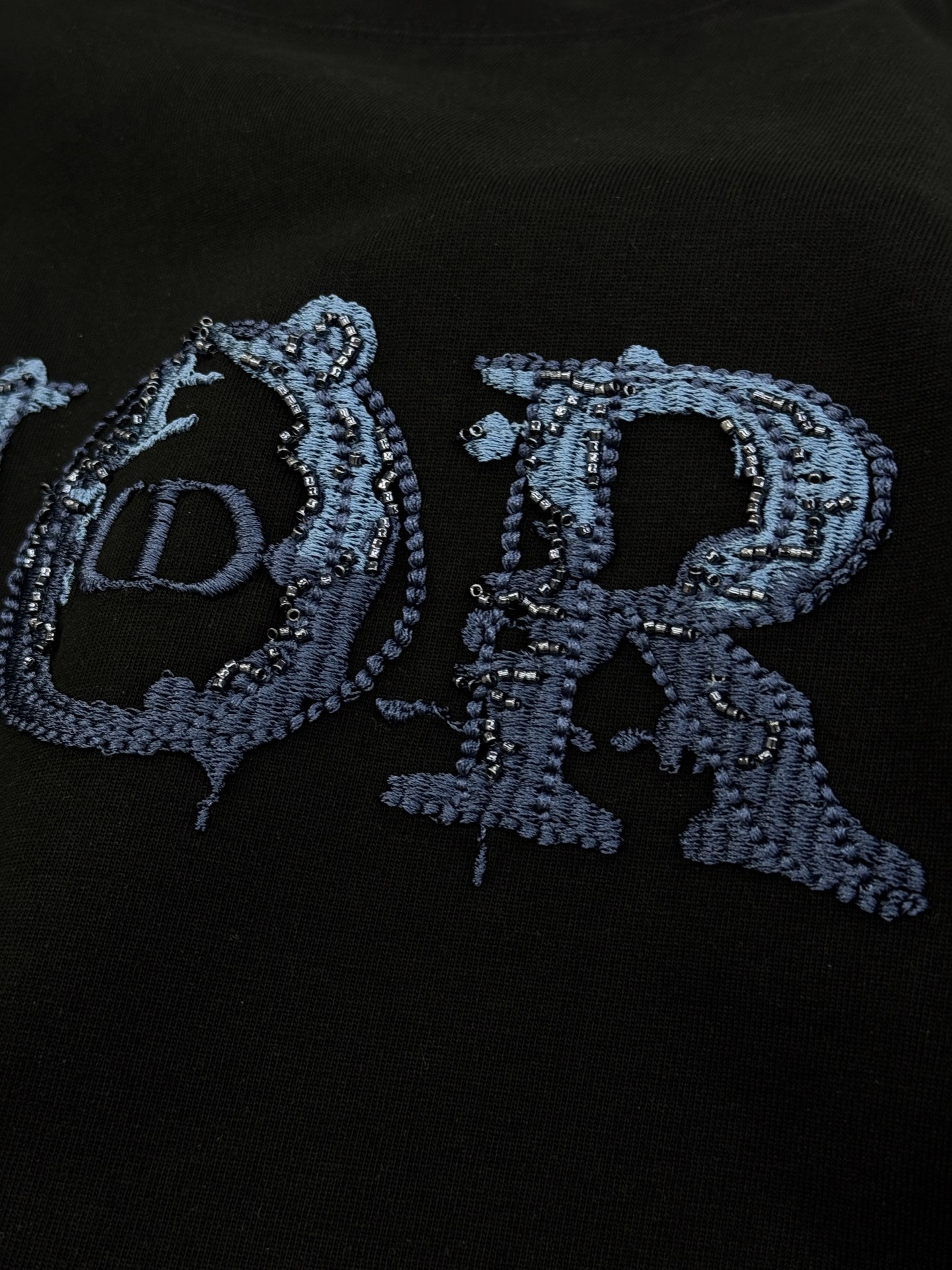 。🌾 Dior订珠绣花短袖T恤.26s新品.重磅3D绣花工艺！高克重纯棉质地.柔软又挺括.正面