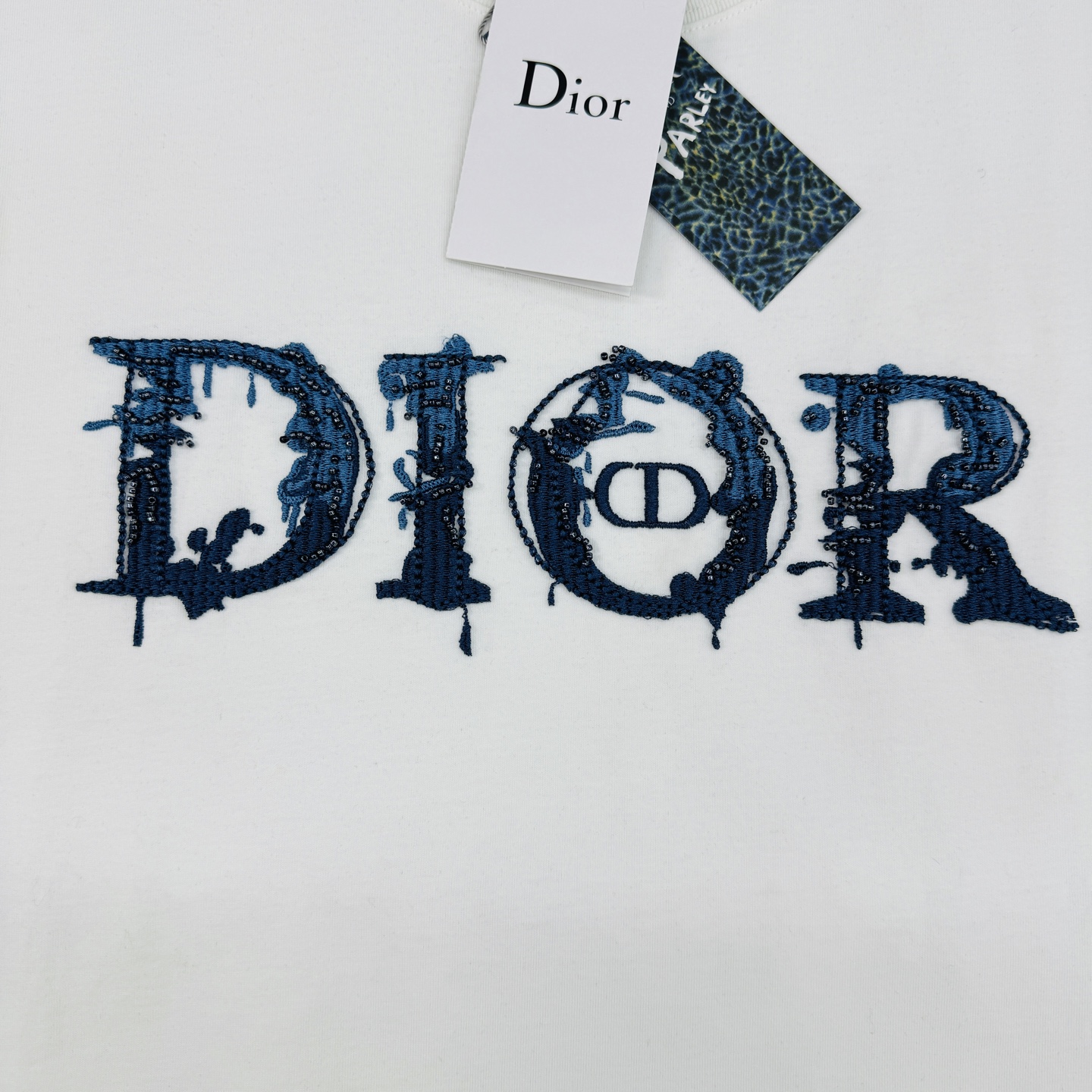 。🌾 Dior订珠绣花短袖T恤.26s新品.重磅3D绣花工艺！高克重纯棉质地.柔软又挺括.正面