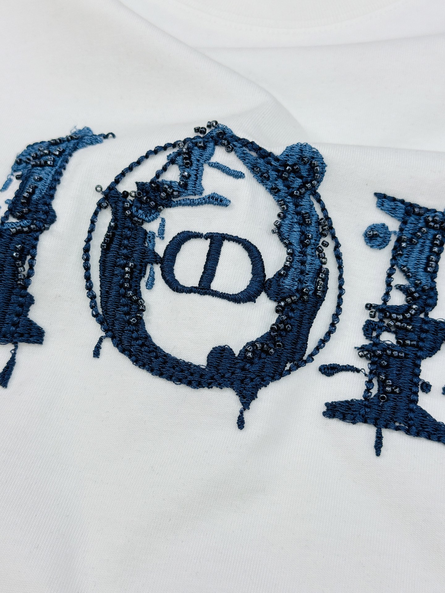 。🌾 Dior订珠绣花短袖T恤.26s新品.重磅3D绣花工艺！高克重纯棉质地.柔软又挺括.正面