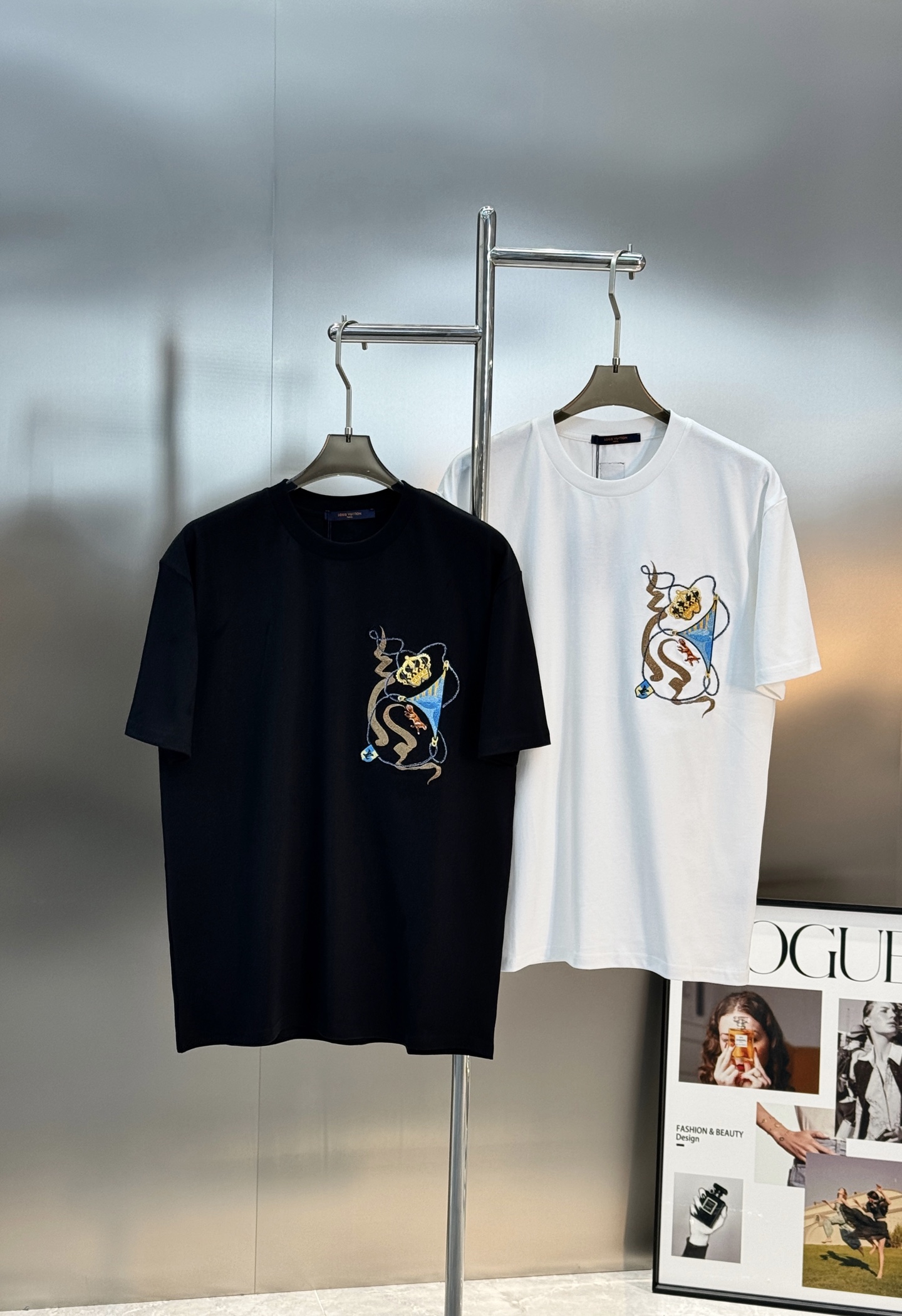 。🌾 驴牌*Monogram刺绣短袖T恤，男女同款❤️高克重纯棉材质，舒适透气，日常穿搭超友好!胸前经典