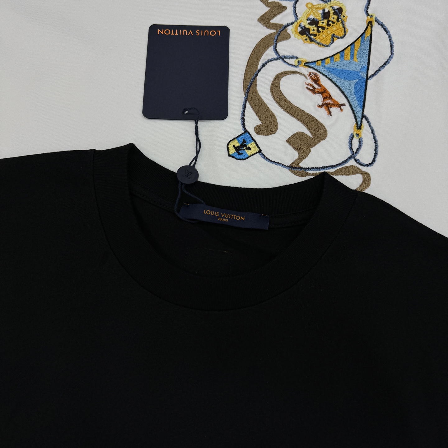 。🌾 驴牌*Monogram刺绣短袖T恤，男女同款❤️高克重纯棉材质，舒适透气，日常穿搭超友好!胸前经典