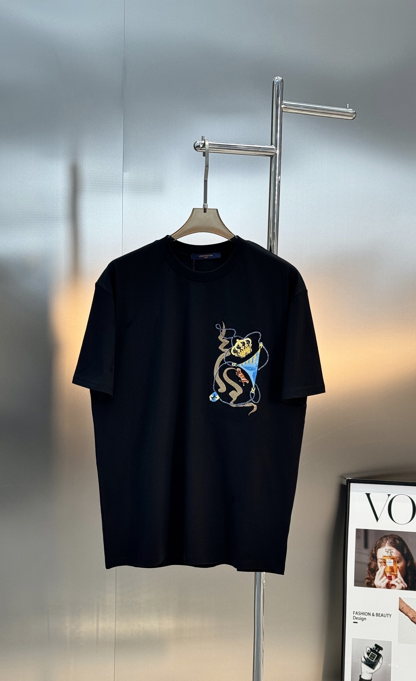 。🌾 驴牌*Monogram刺绣短袖T恤，男女同款❤️高克重纯棉材质，舒适透气，日常穿搭超友好!胸前经典