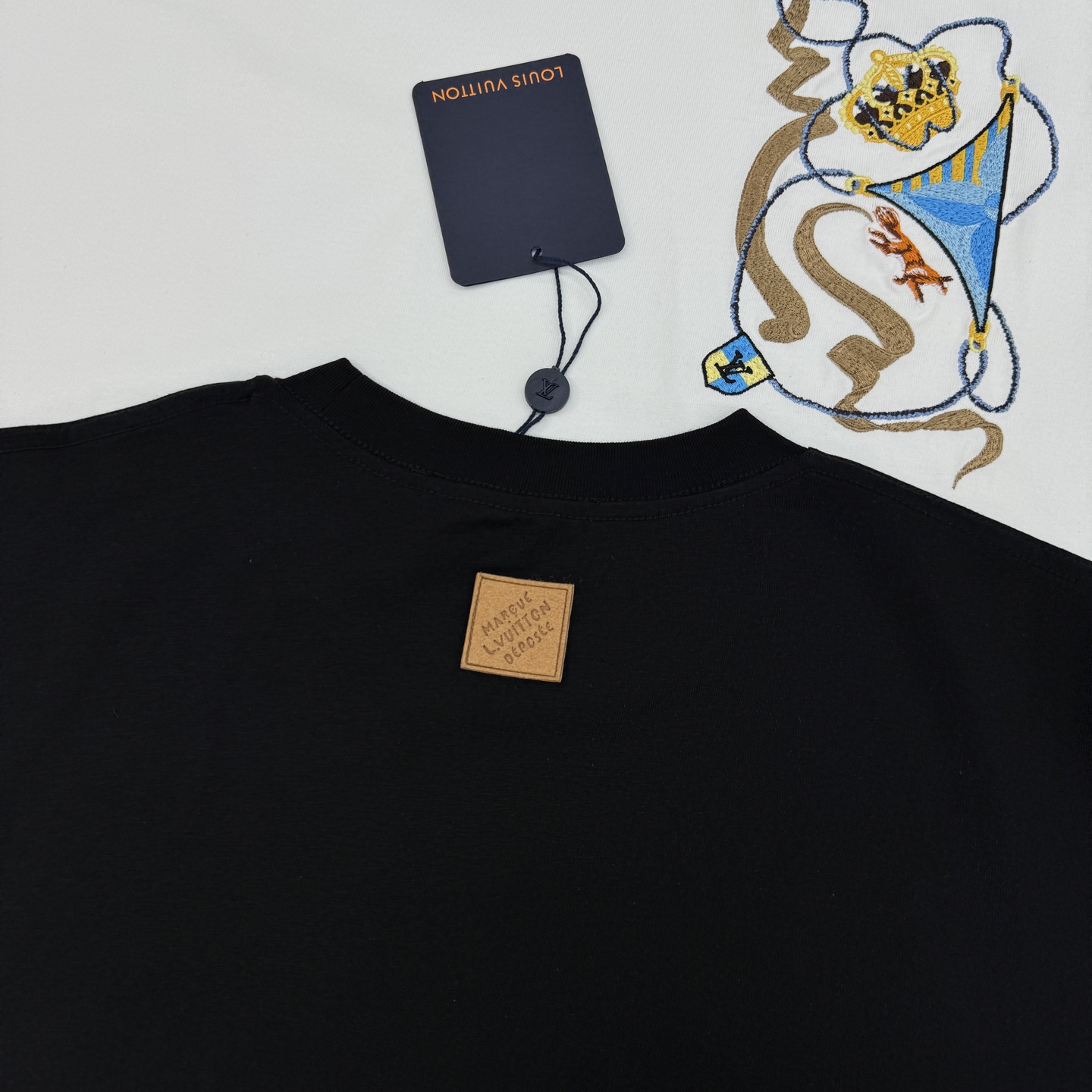 。🌾 驴牌*Monogram刺绣短袖T恤，男女同款❤️高克重纯棉材质，舒适透气，日常穿搭超友好!胸前经典