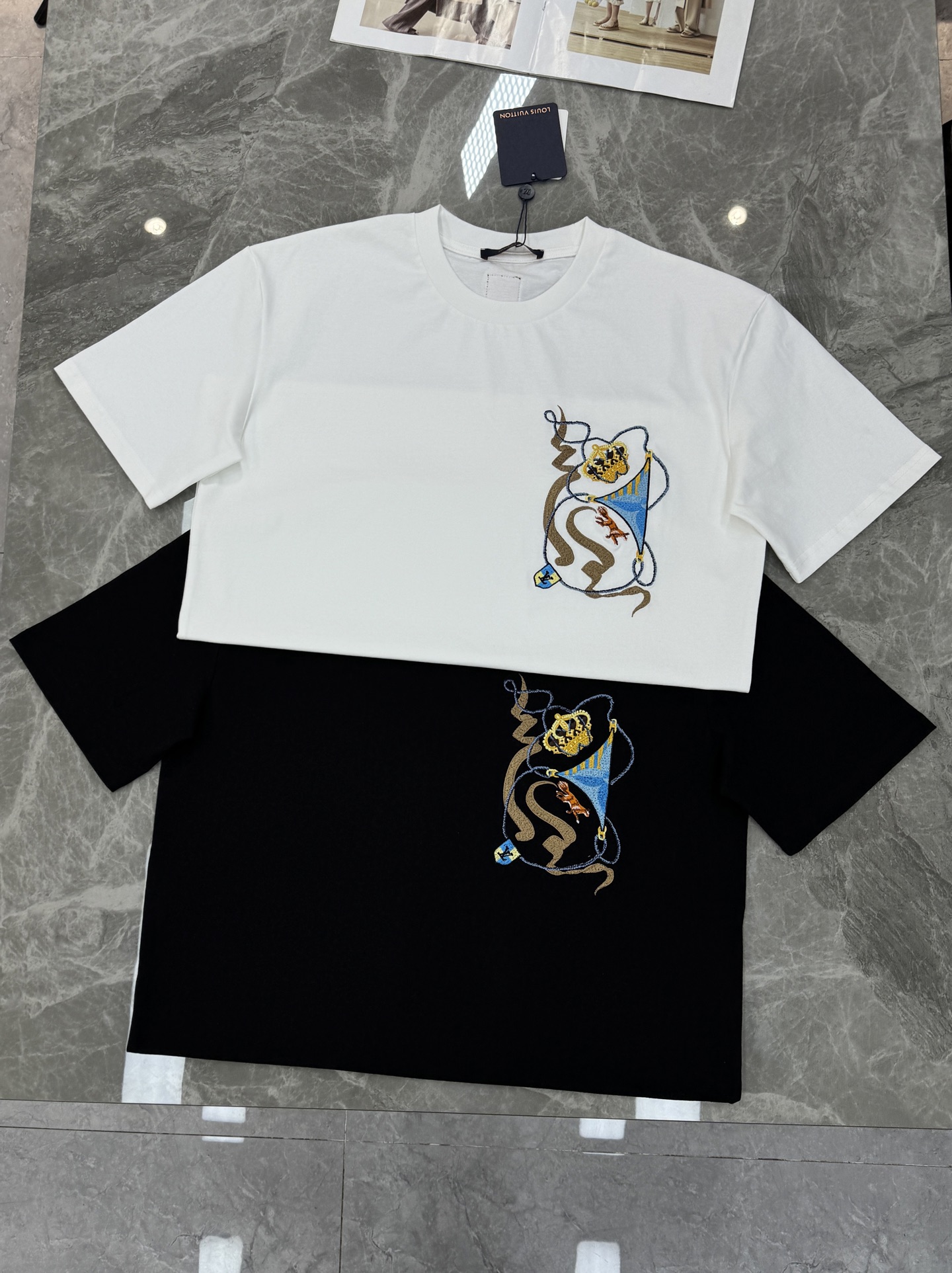 。🌾 驴牌*Monogram刺绣短袖T恤，男女同款❤️高克重纯棉材质，舒适透气，日常穿搭超友好!胸前经典