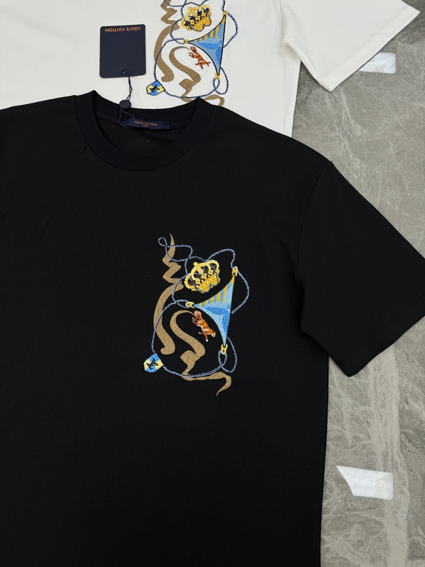 。🌾 驴牌*Monogram刺绣短袖T恤，男女同款❤️高克重纯棉材质，舒适透气，日常穿搭超友好!胸前经典