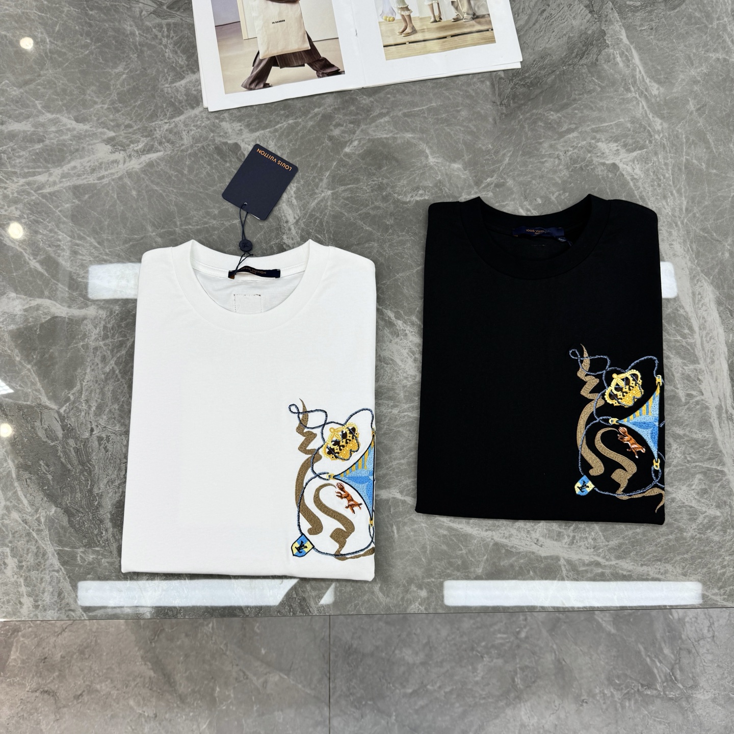 。🌾 驴牌*Monogram刺绣短袖T恤，男女同款❤️高克重纯棉材质，舒适透气，日常穿搭超友好!胸前经典