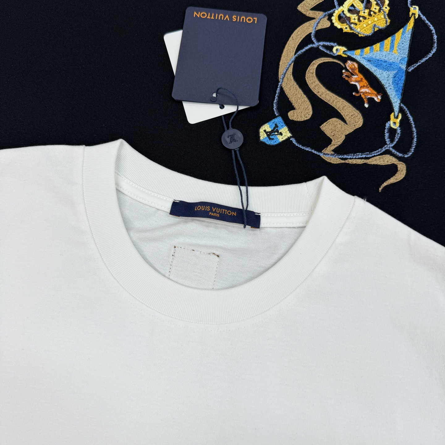 。🌾 驴牌*Monogram刺绣短袖T恤，男女同款❤️高克重纯棉材质，舒适透气，日常穿搭超友好!胸前经典