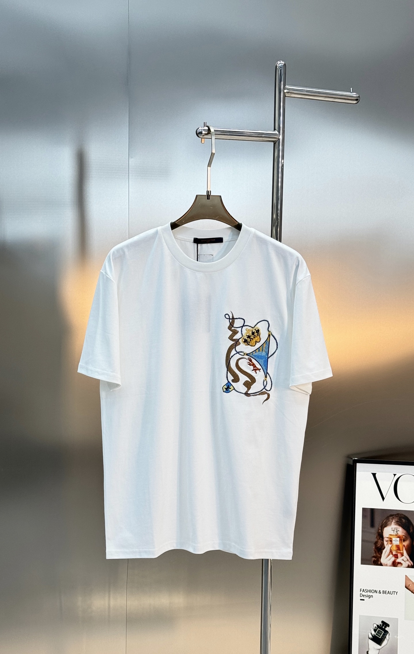 。🌾 驴牌*Monogram刺绣短袖T恤，男女同款❤️高克重纯棉材质，舒适透气，日常穿搭超友好!胸前经典