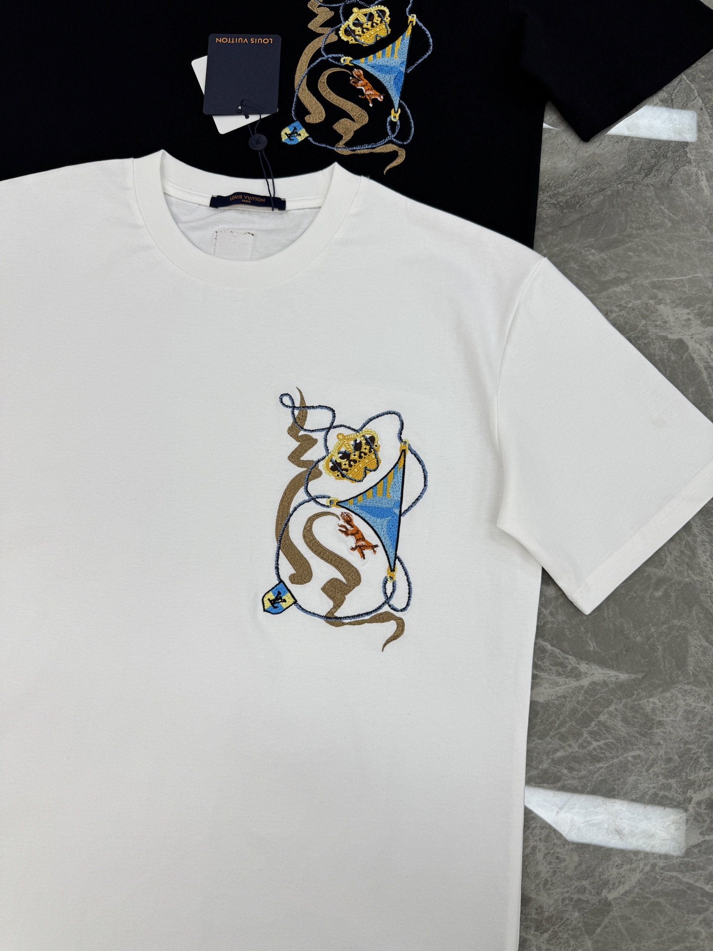 。🌾 驴牌*Monogram刺绣短袖T恤，男女同款❤️高克重纯棉材质，舒适透气，日常穿搭超友好!胸前经典