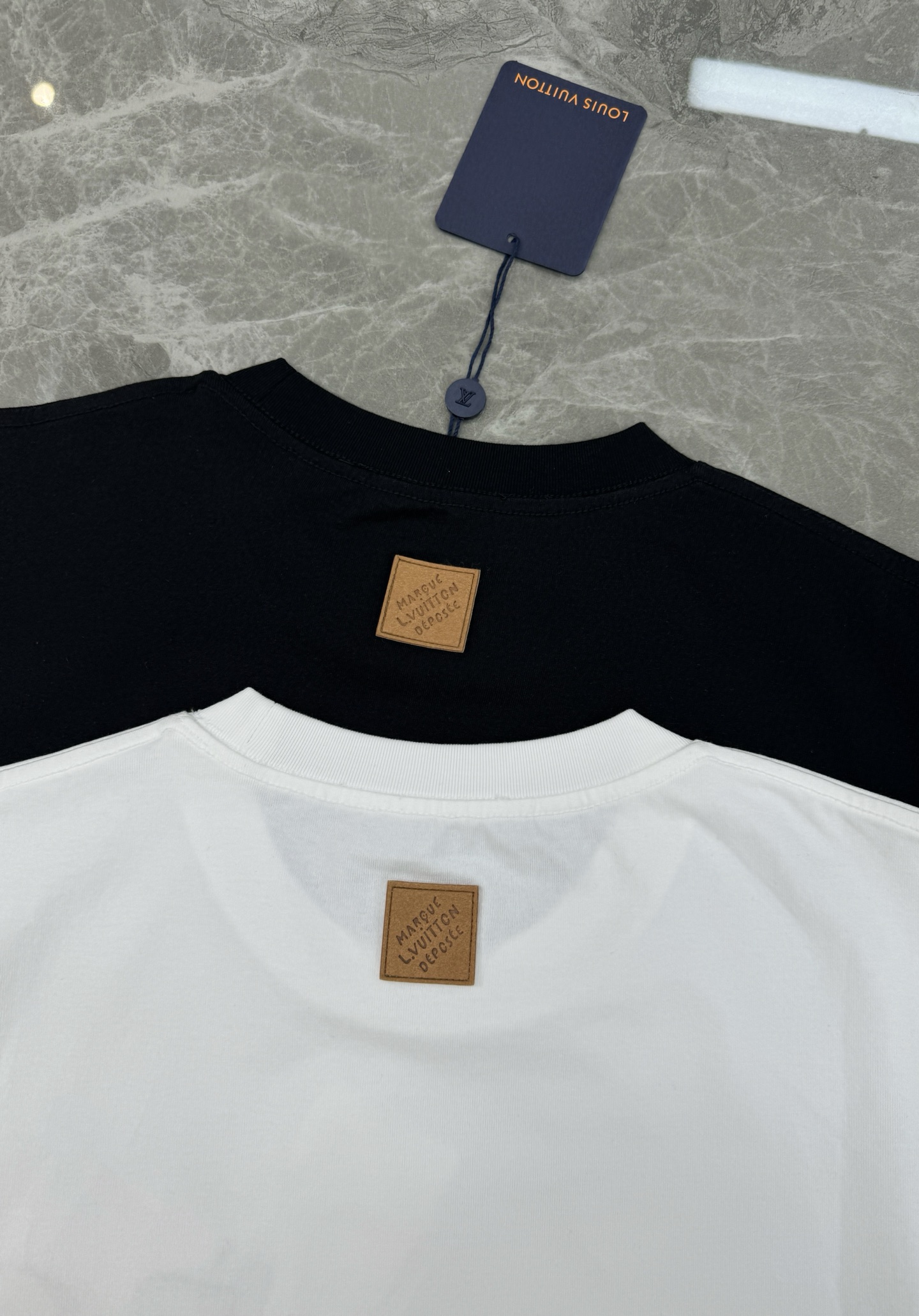 。🌾 驴牌*Monogram刺绣短袖T恤，男女同款❤️高克重纯棉材质，舒适透气，日常穿搭超友好!胸前经典