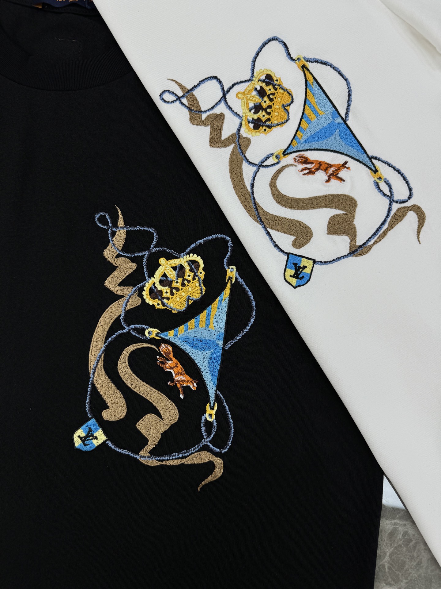 。🌾 驴牌*Monogram刺绣短袖T恤，男女同款❤️高克重纯棉材质，舒适透气，日常穿搭超友好!胸前经典