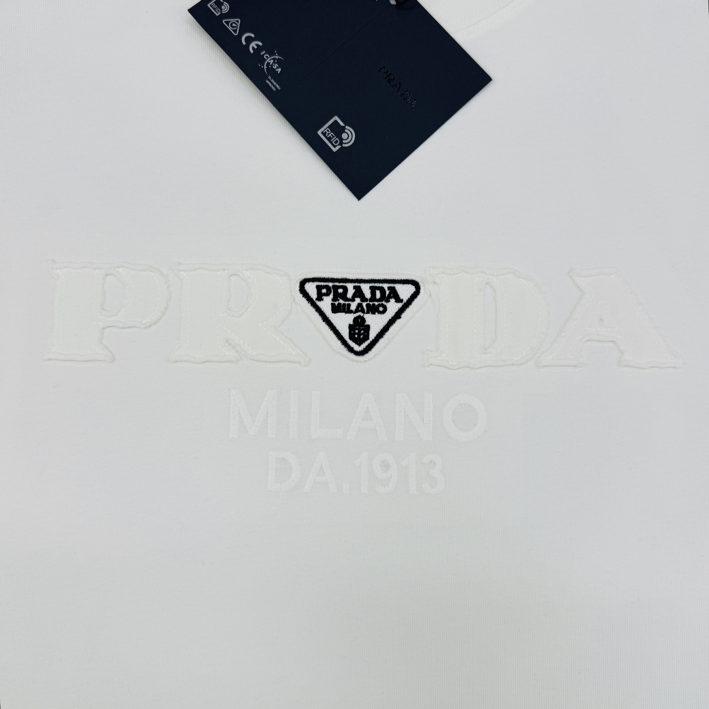 Prada普拉达26s新品潮牌T恤.男女同款❤️采用纯棉材质，柔软舒适，日常穿着超友好。胸前三角徽标+