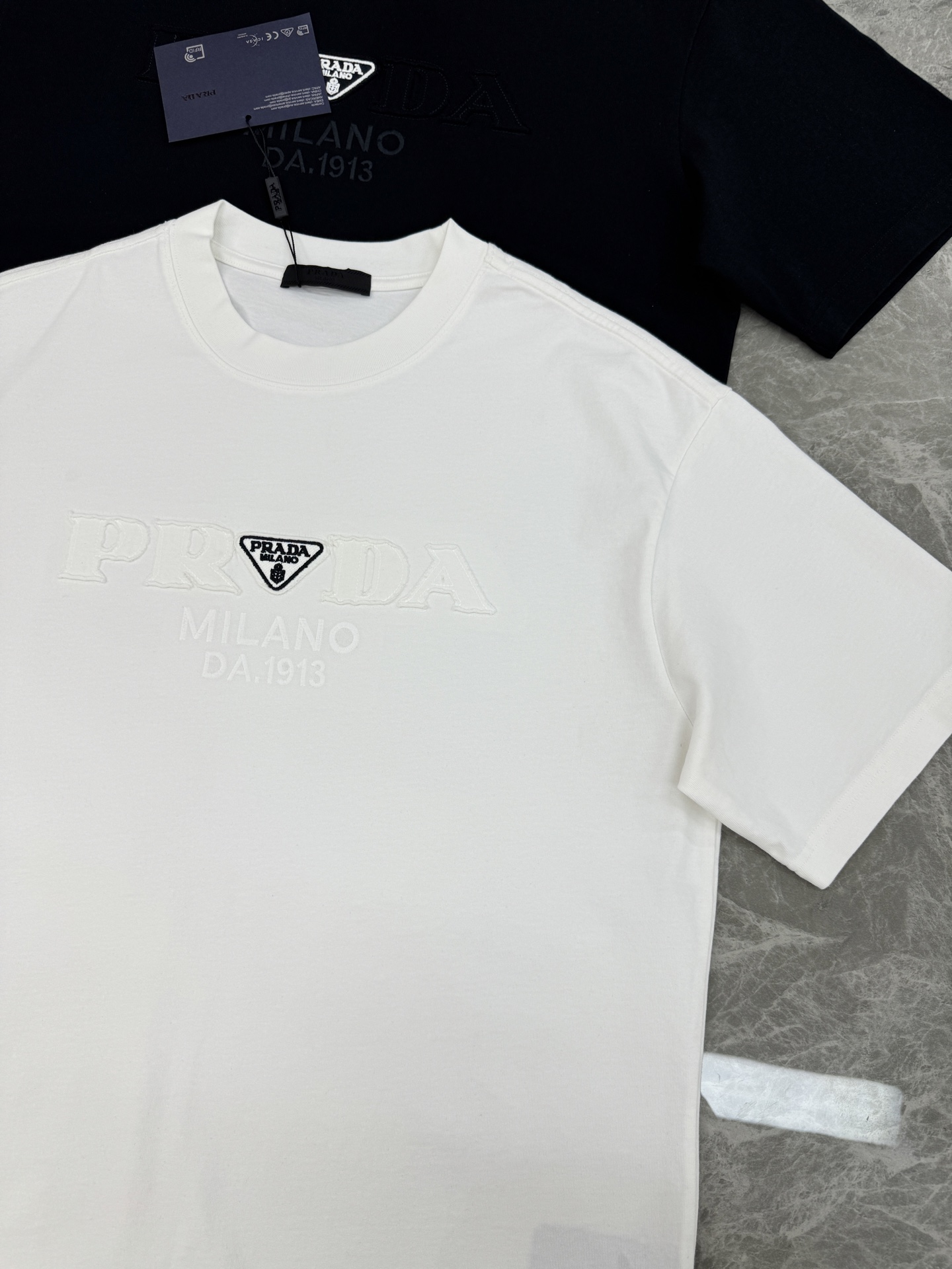 Prada普拉达26s新品潮牌T恤.男女同款❤️采用纯棉材质，柔软舒适，日常穿着超友好。胸前三角徽标+