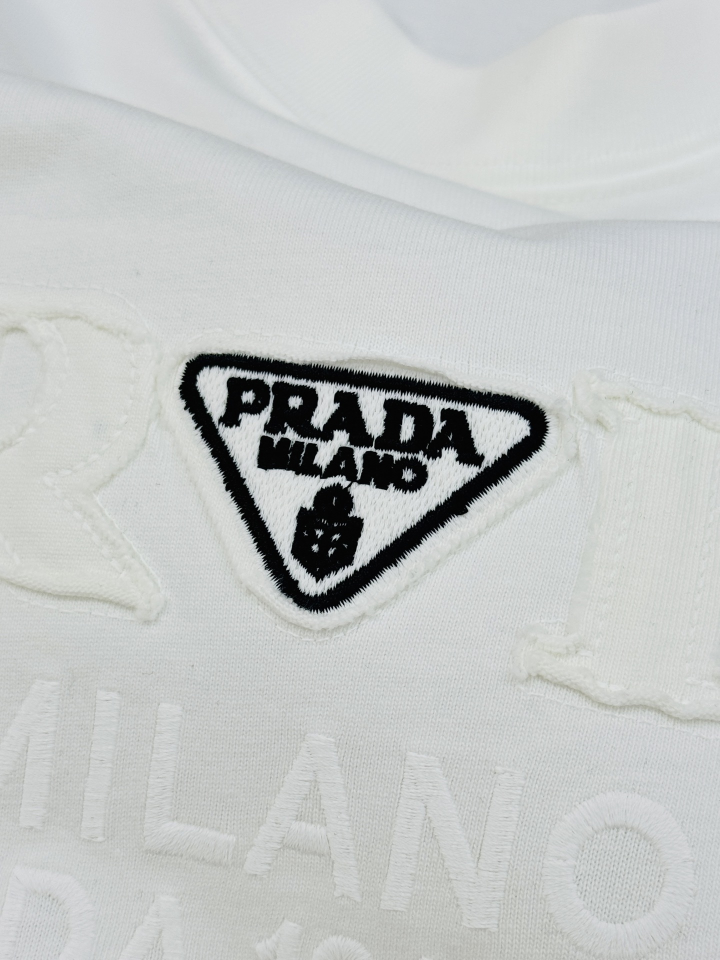 Prada普拉达26s新品潮牌T恤.男女同款❤️采用纯棉材质，柔软舒适，日常穿着超友好。胸前三角徽标+