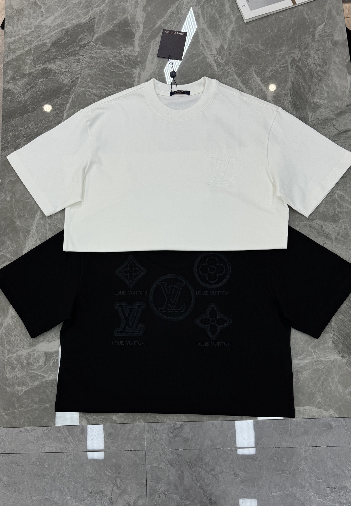 LouisVuitton26s新品.驴牌重工绣花T恤，男女同款❤️胸前及背部立体Logo超有辨识度，重工
