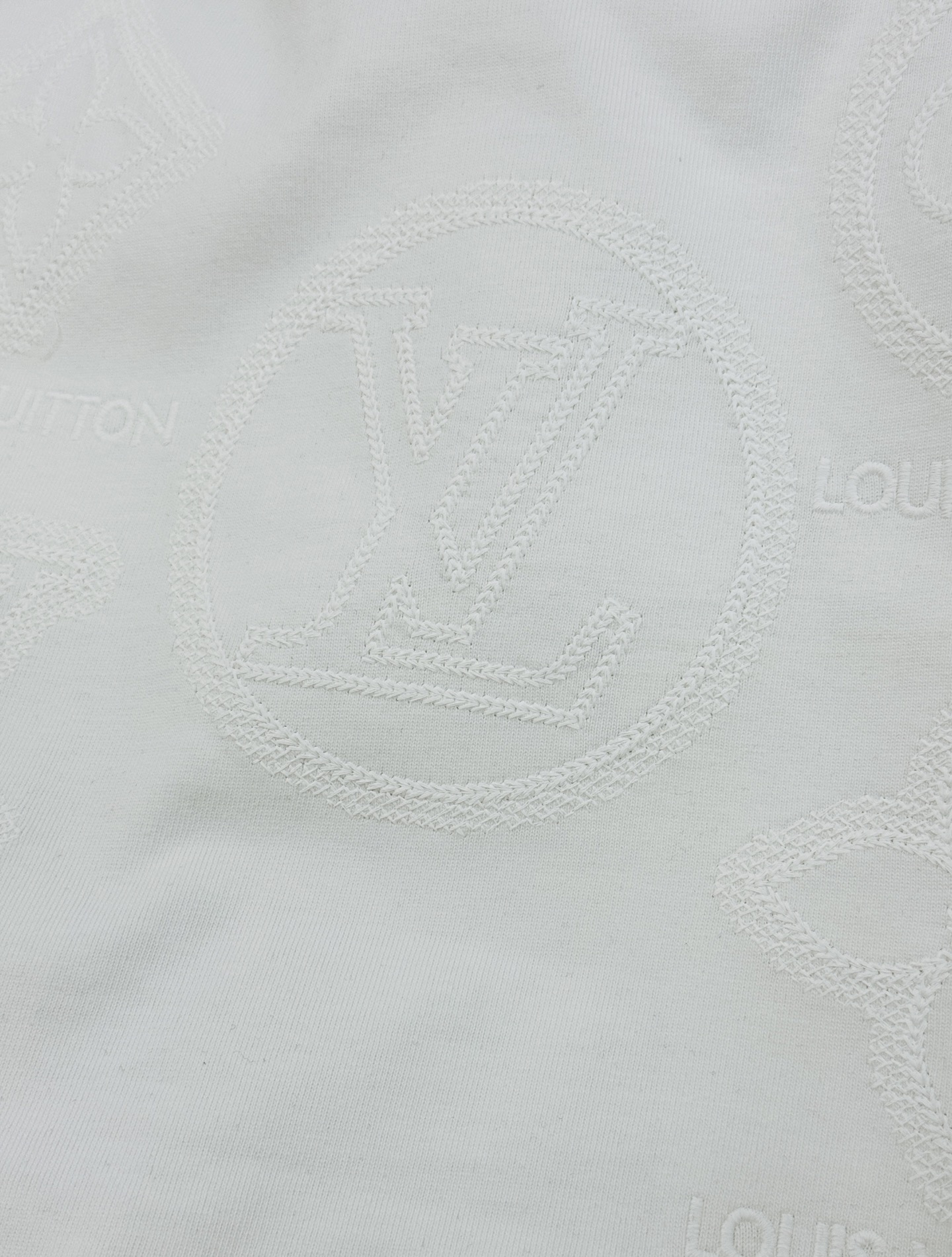 LouisVuitton26s新品.驴牌重工绣花T恤，男女同款❤️胸前及背部立体Logo超有辨识度，重工
