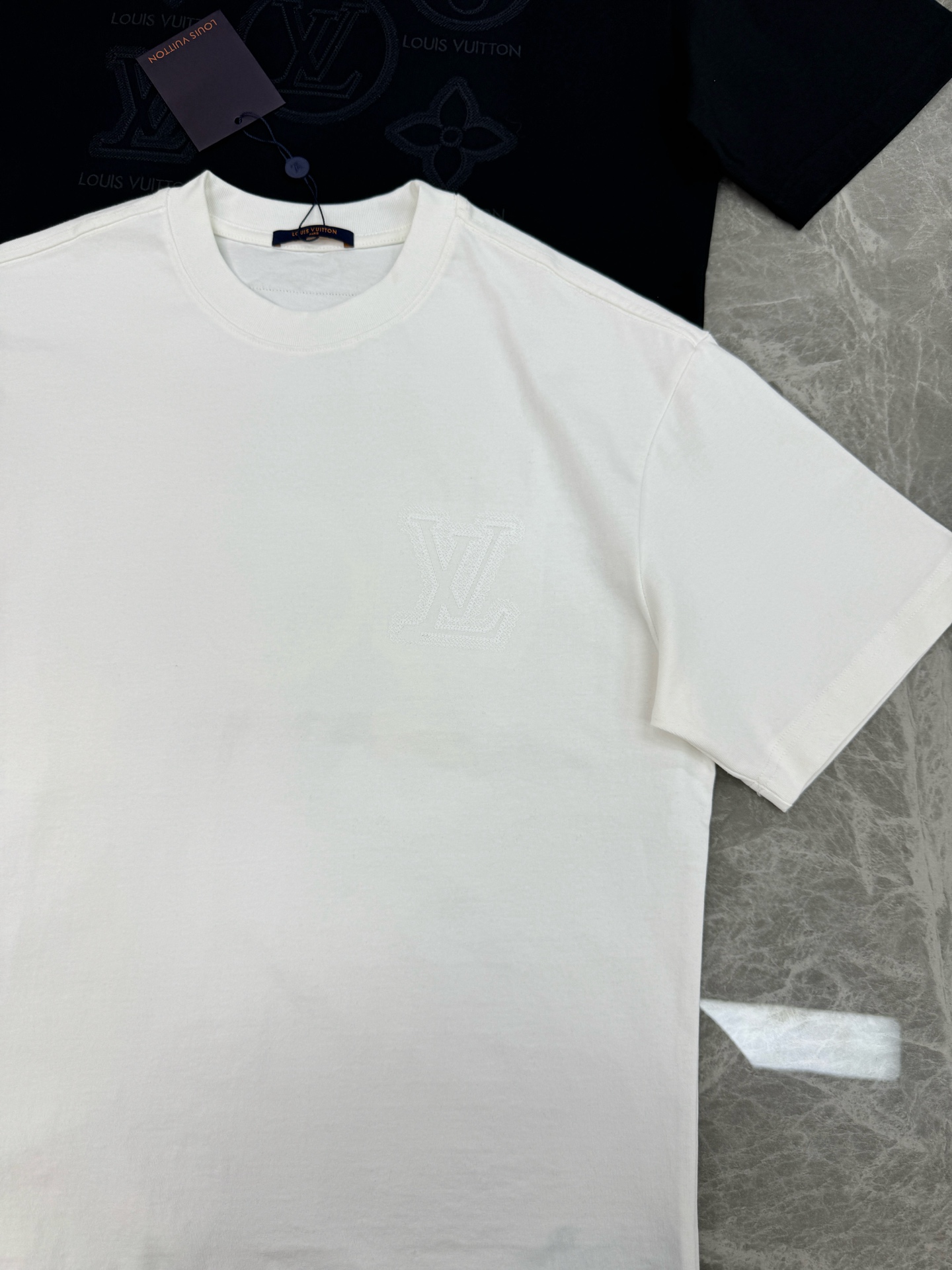 LouisVuitton26s新品.驴牌重工绣花T恤，男女同款❤️胸前及背部立体Logo超有辨识度，重工