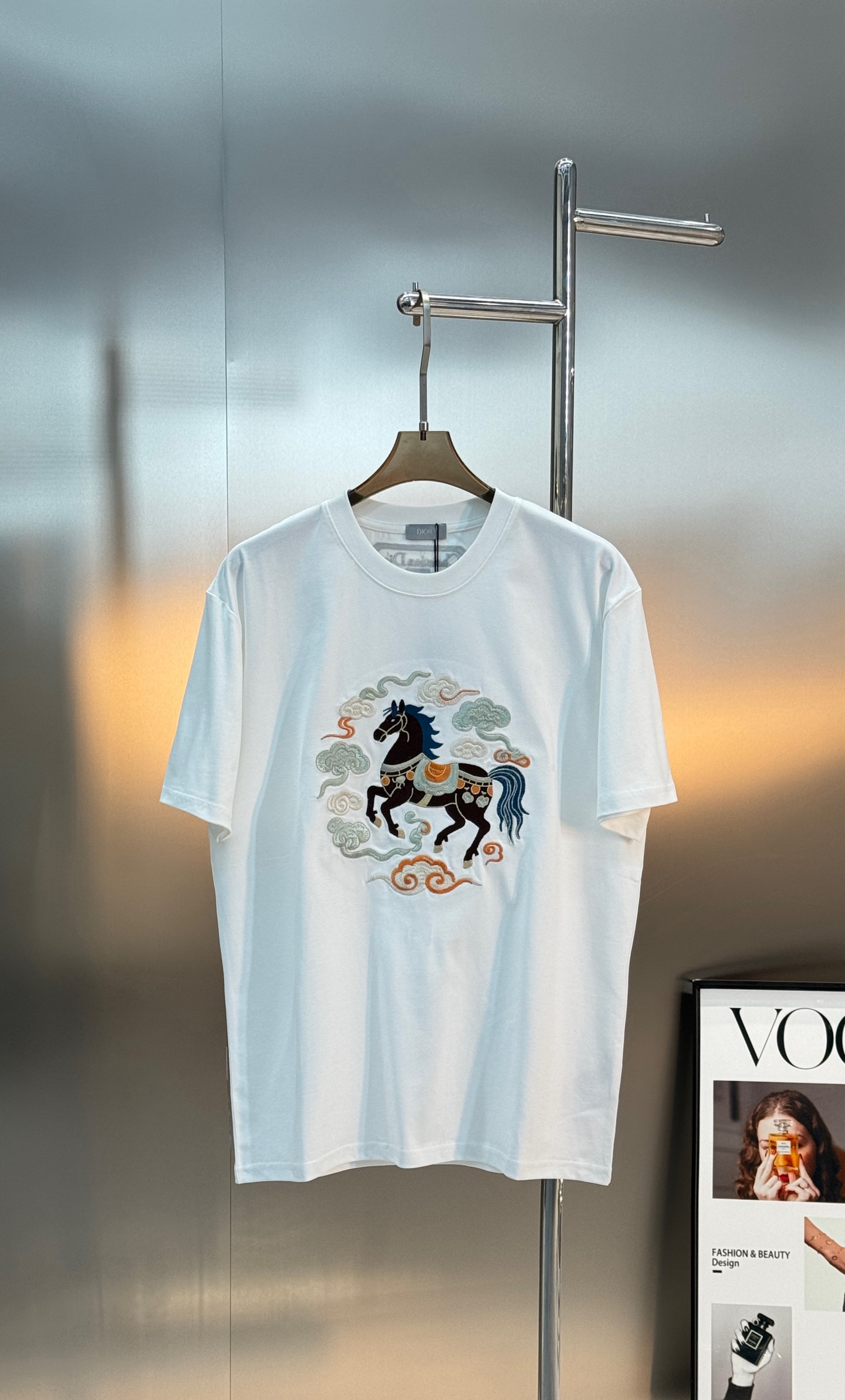 。🌾 Dior迪奥26s新品国风祥云天马刺绣T恤.男女同款❤️这款白色T恤采用纯棉材质，亲肤透气，宽松版