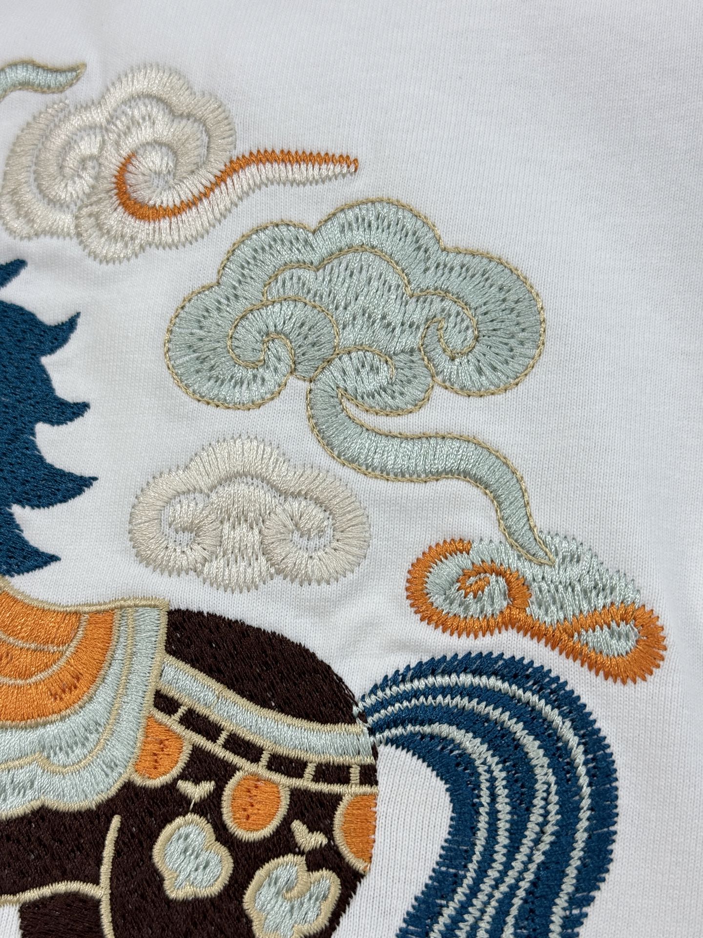 。🌾 Dior迪奥26s新品国风祥云天马刺绣T恤.男女同款❤️这款白色T恤采用纯棉材质，亲肤透气，宽松版