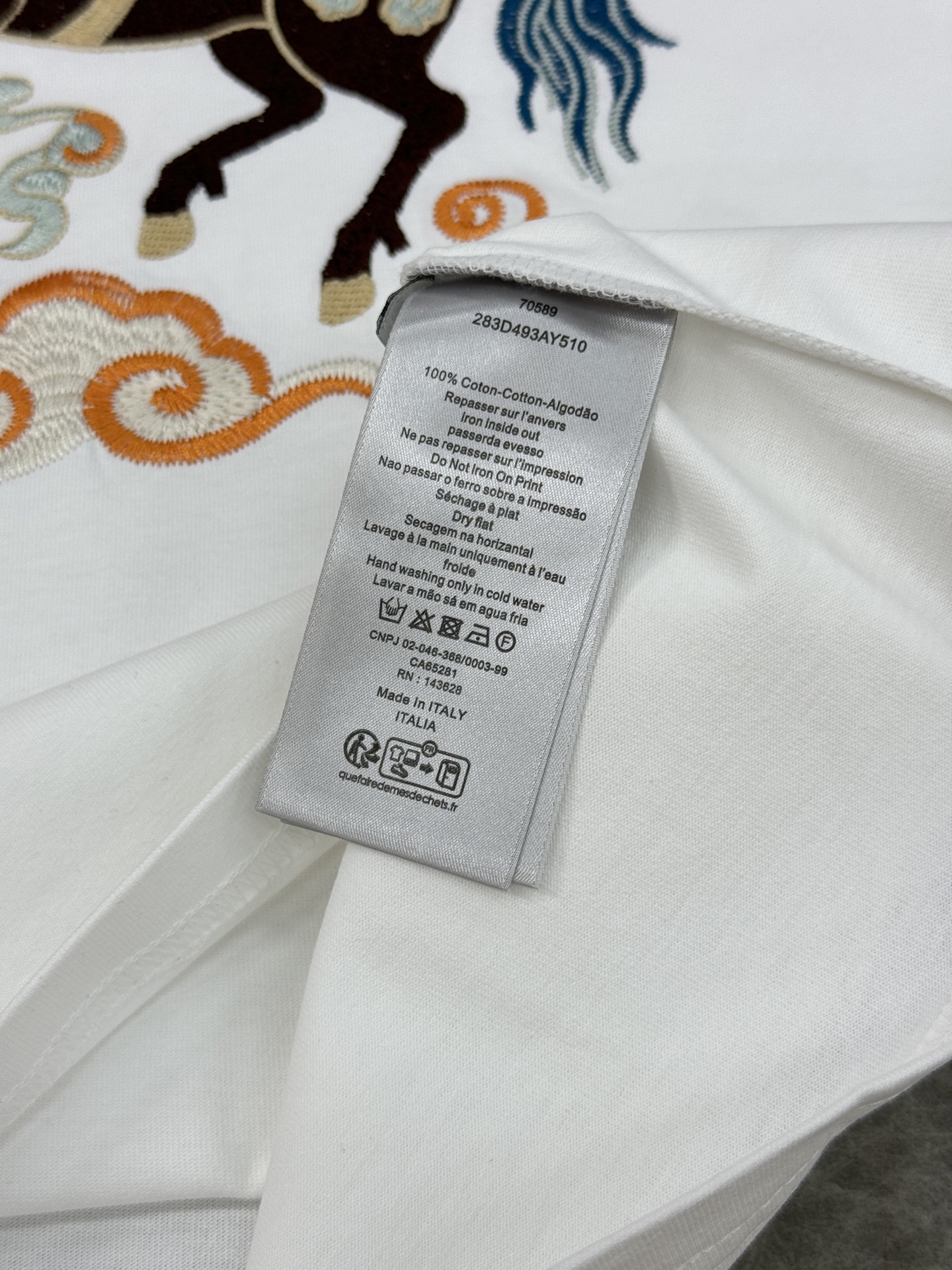 。🌾 Dior迪奥26s新品国风祥云天马刺绣T恤.男女同款❤️这款白色T恤采用纯棉材质，亲肤透气，宽松版