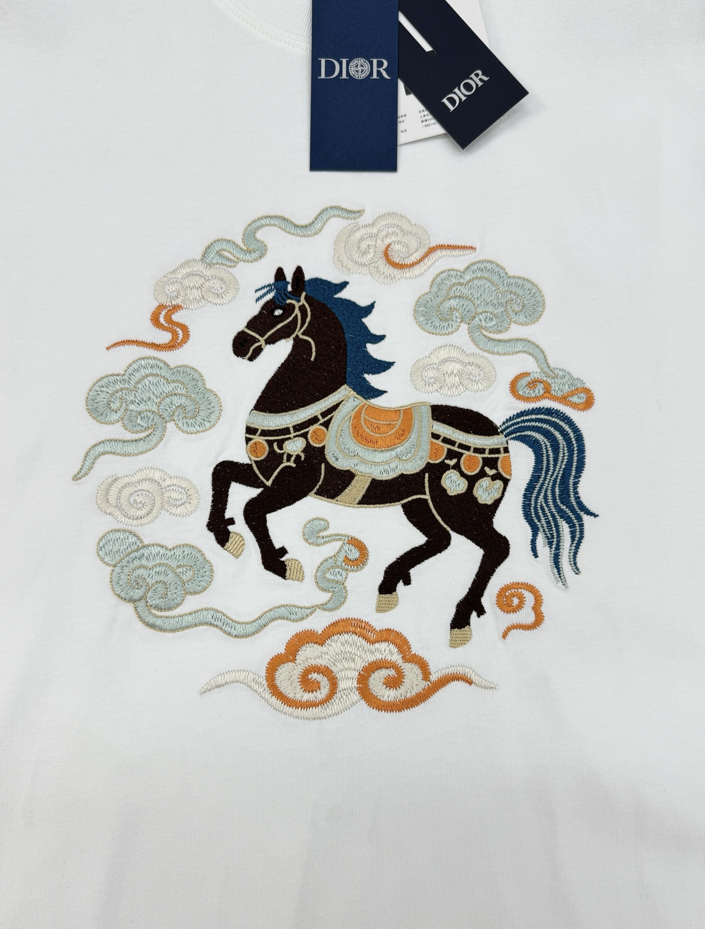 。🌾 Dior迪奥26s新品国风祥云天马刺绣T恤.男女同款❤️这款白色T恤采用纯棉材质，亲肤透气，宽松版