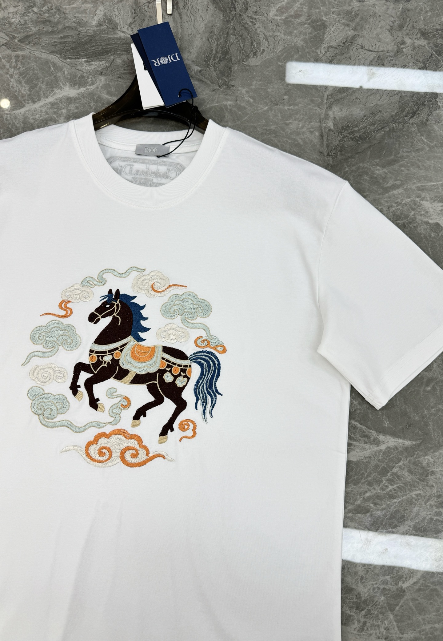 。🌾 Dior迪奥26s新品国风祥云天马刺绣T恤.男女同款❤️这款白色T恤采用纯棉材质，亲肤透气，宽松版