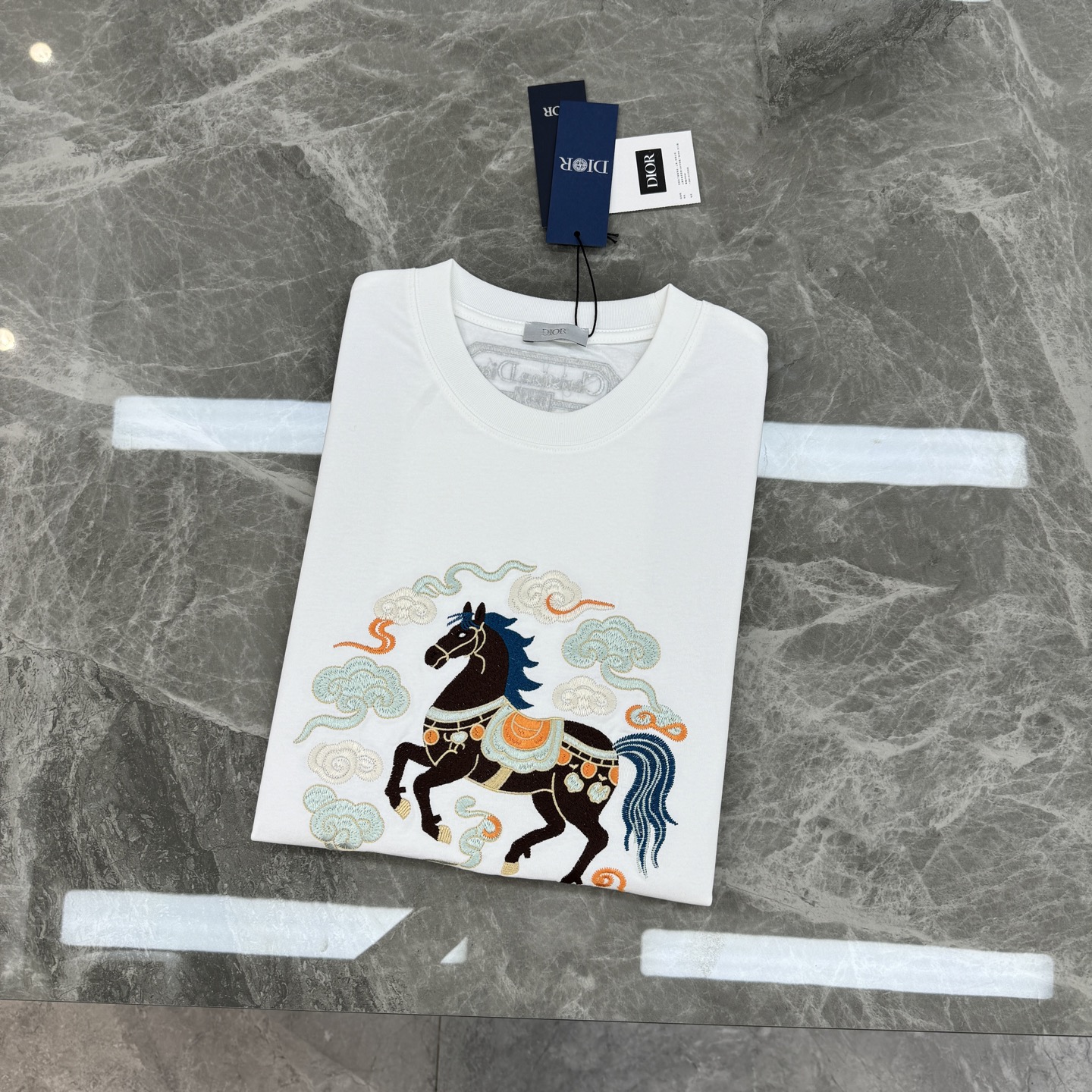 。🌾 Dior迪奥26s新品国风祥云天马刺绣T恤.男女同款❤️这款白色T恤采用纯棉材质，亲肤透气，宽松版