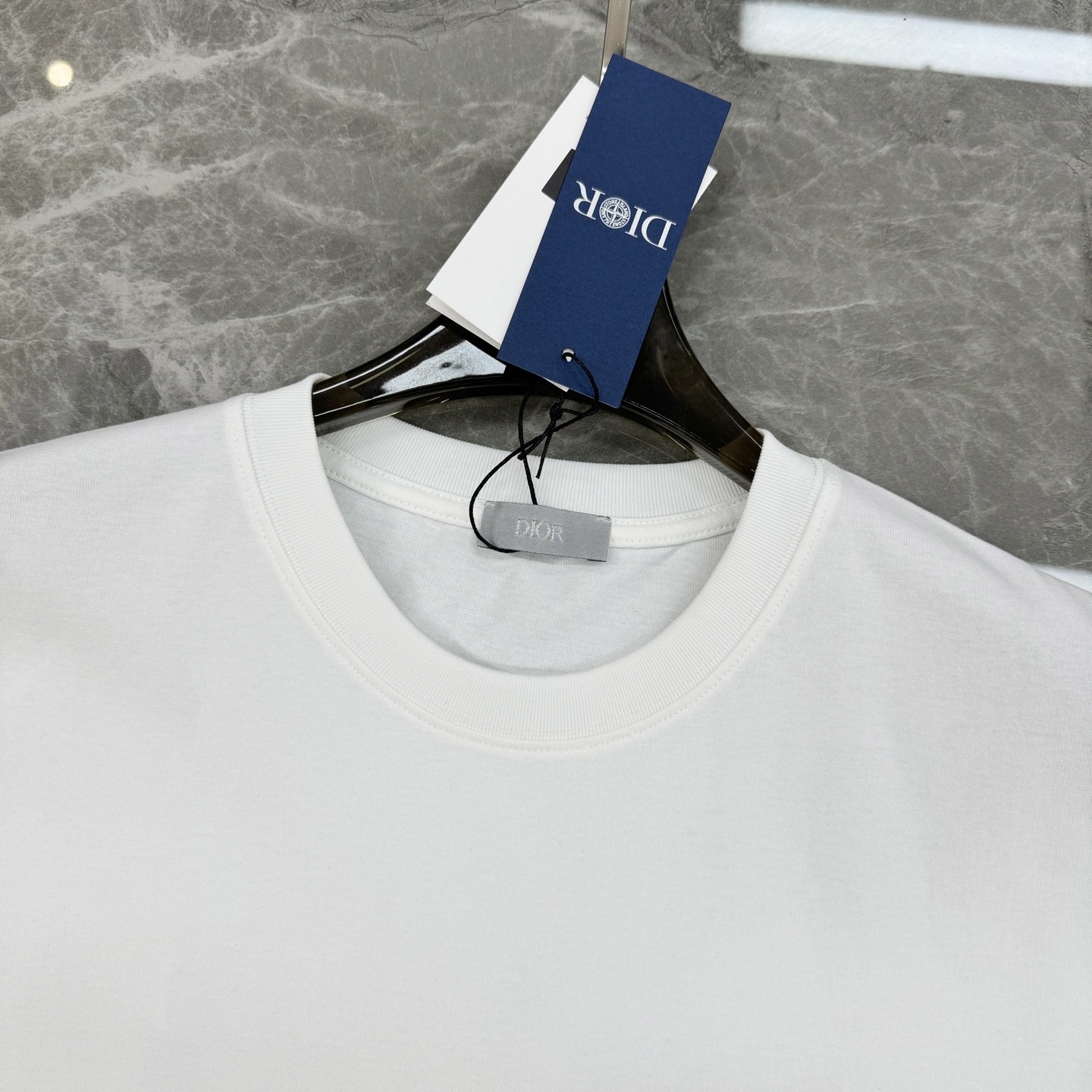。🌾 Dior小马刺绣白色T恤26s新品推荐！男女同款❤️迪奥这款白色T恤采用100%纯棉，柔软舒适，夏