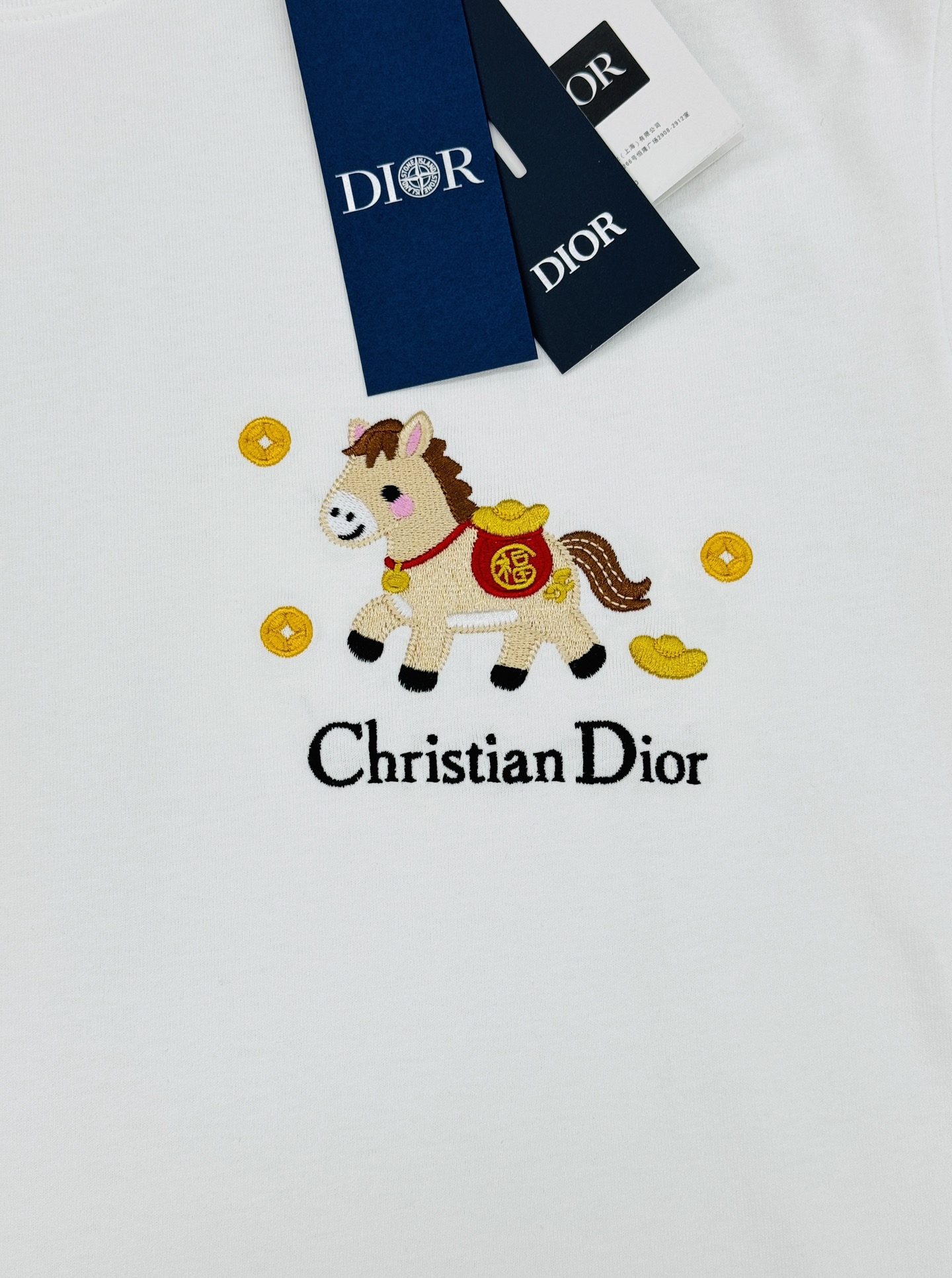 。🌾 Dior小马刺绣白色T恤26s新品推荐！男女同款❤️迪奥这款白色T恤采用100%纯棉，柔软舒适，夏