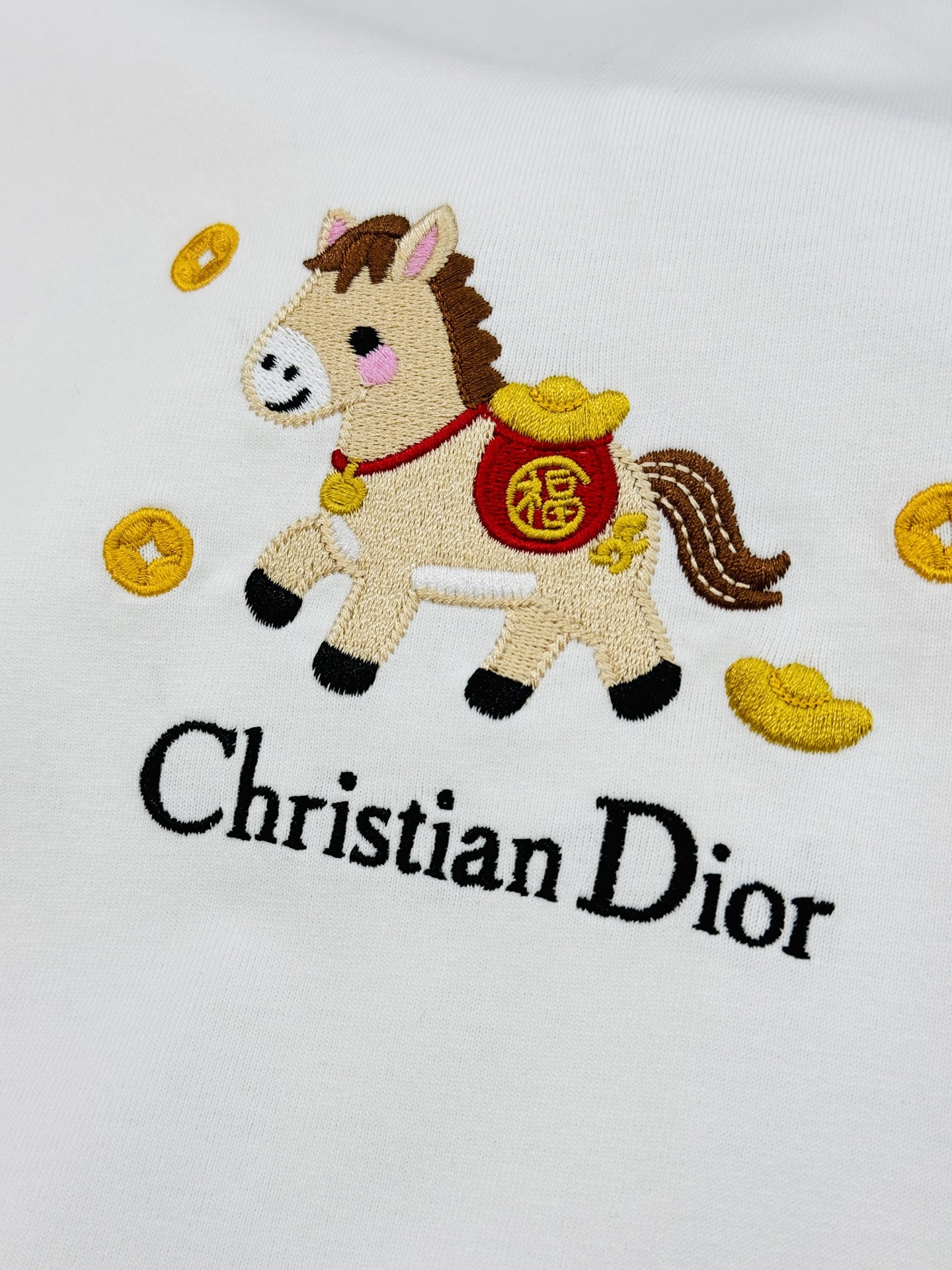 。🌾 Dior小马刺绣白色T恤26s新品推荐！男女同款❤️迪奥这款白色T恤采用100%纯棉，柔软舒适，夏