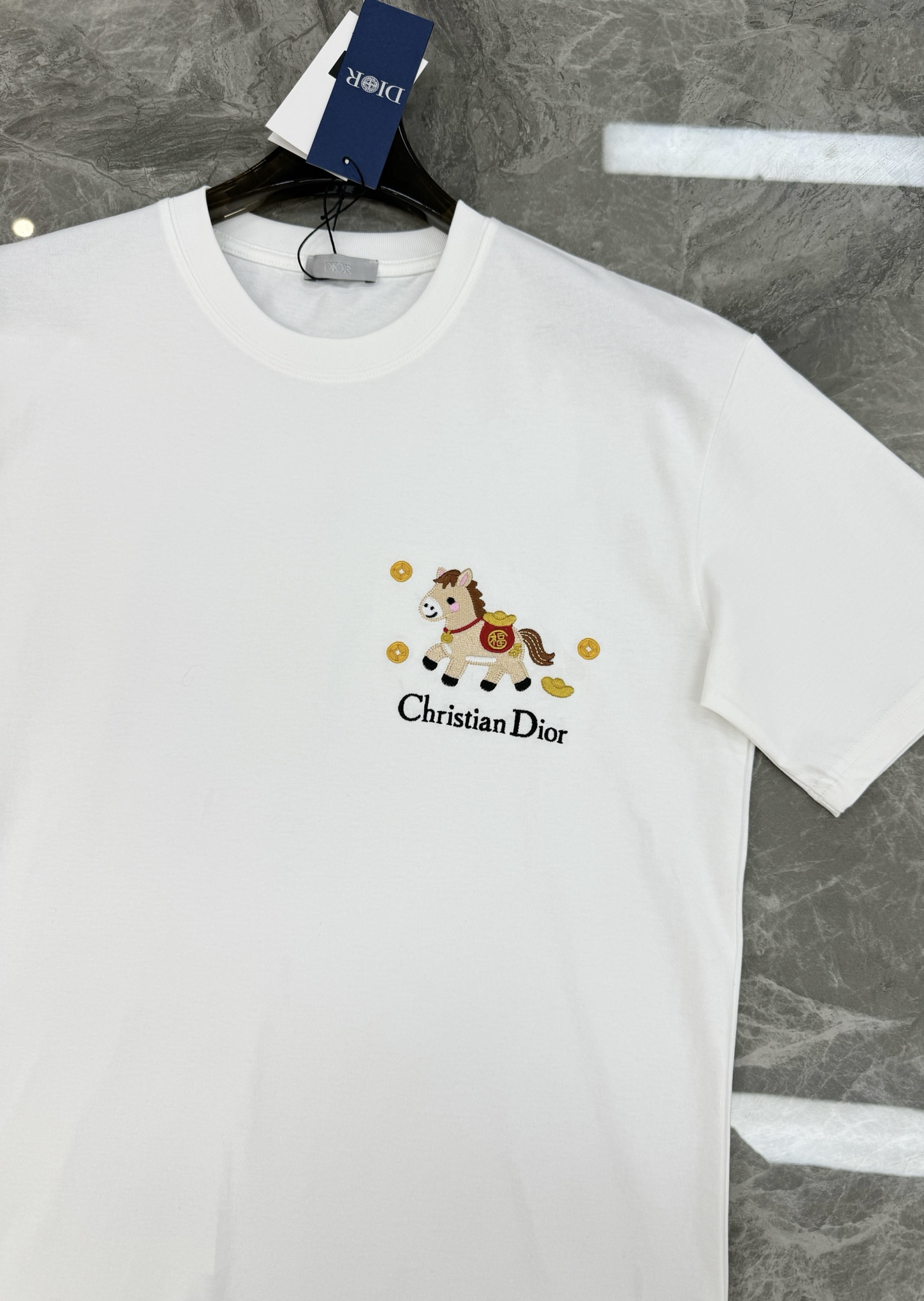 。🌾 Dior小马刺绣白色T恤26s新品推荐！男女同款❤️迪奥这款白色T恤采用100%纯棉，柔软舒适，夏