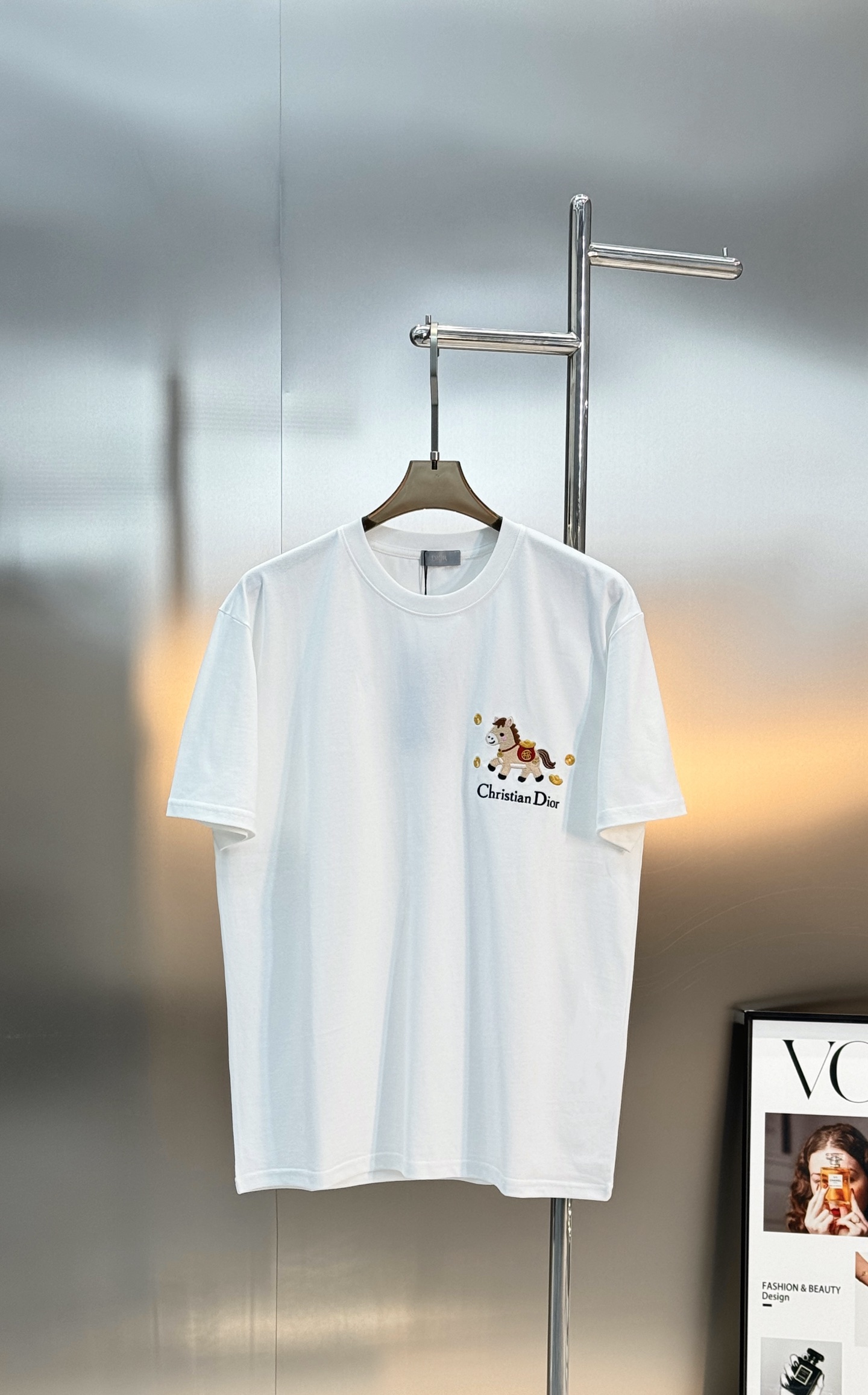。🌾 Dior小马刺绣白色T恤26s新品推荐！男女同款❤️迪奥这款白色T恤采用100%纯棉，柔软舒适，夏
