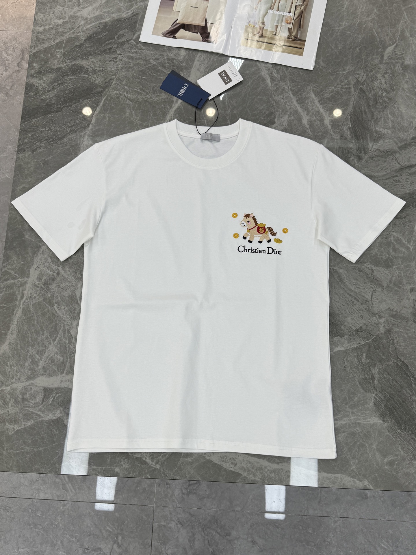 。🌾 Dior小马刺绣白色T恤26s新品推荐！男女同款❤️迪奥这款白色T恤采用100%纯棉，柔软舒适，夏