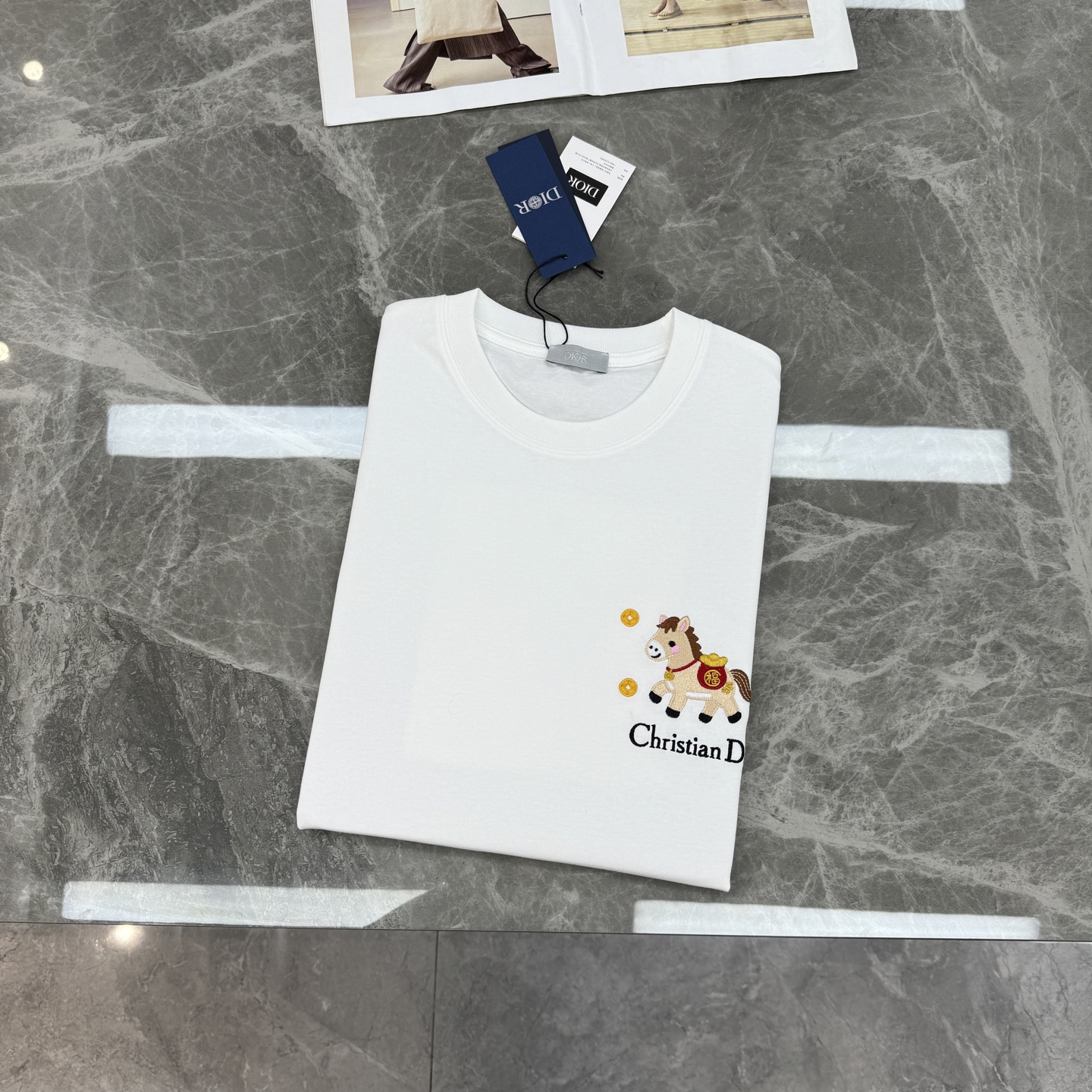 。🌾 Dior小马刺绣白色T恤26s新品推荐！男女同款❤️迪奥这款白色T恤采用100%纯棉，柔软舒适，夏