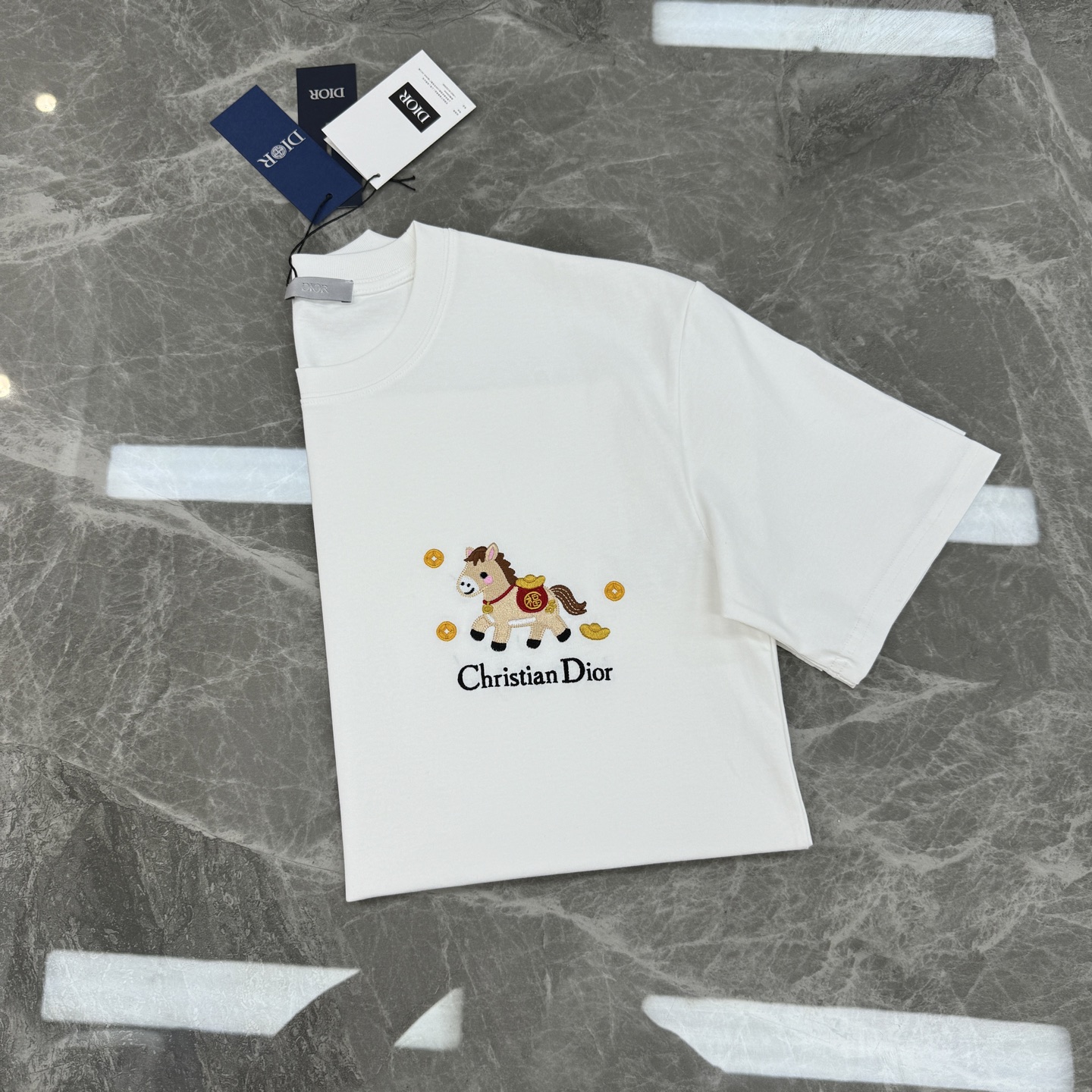 。🌾 Dior小马刺绣白色T恤26s新品推荐！男女同款❤️迪奥这款白色T恤采用100%纯棉，柔软舒适，夏