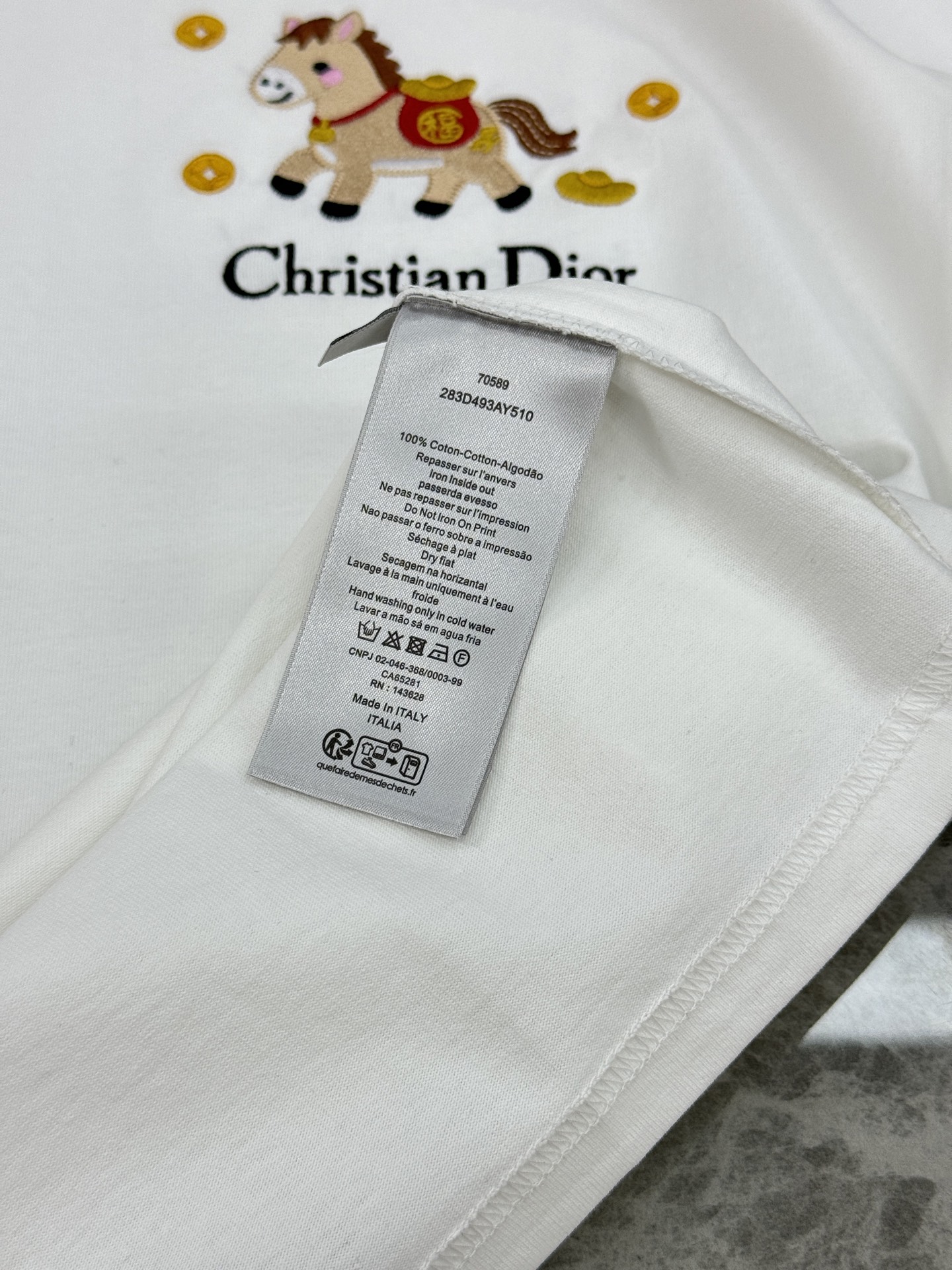 。🌾 Dior小马刺绣白色T恤26s新品推荐！男女同款❤️迪奥这款白色T恤采用100%纯棉，柔软舒适，夏