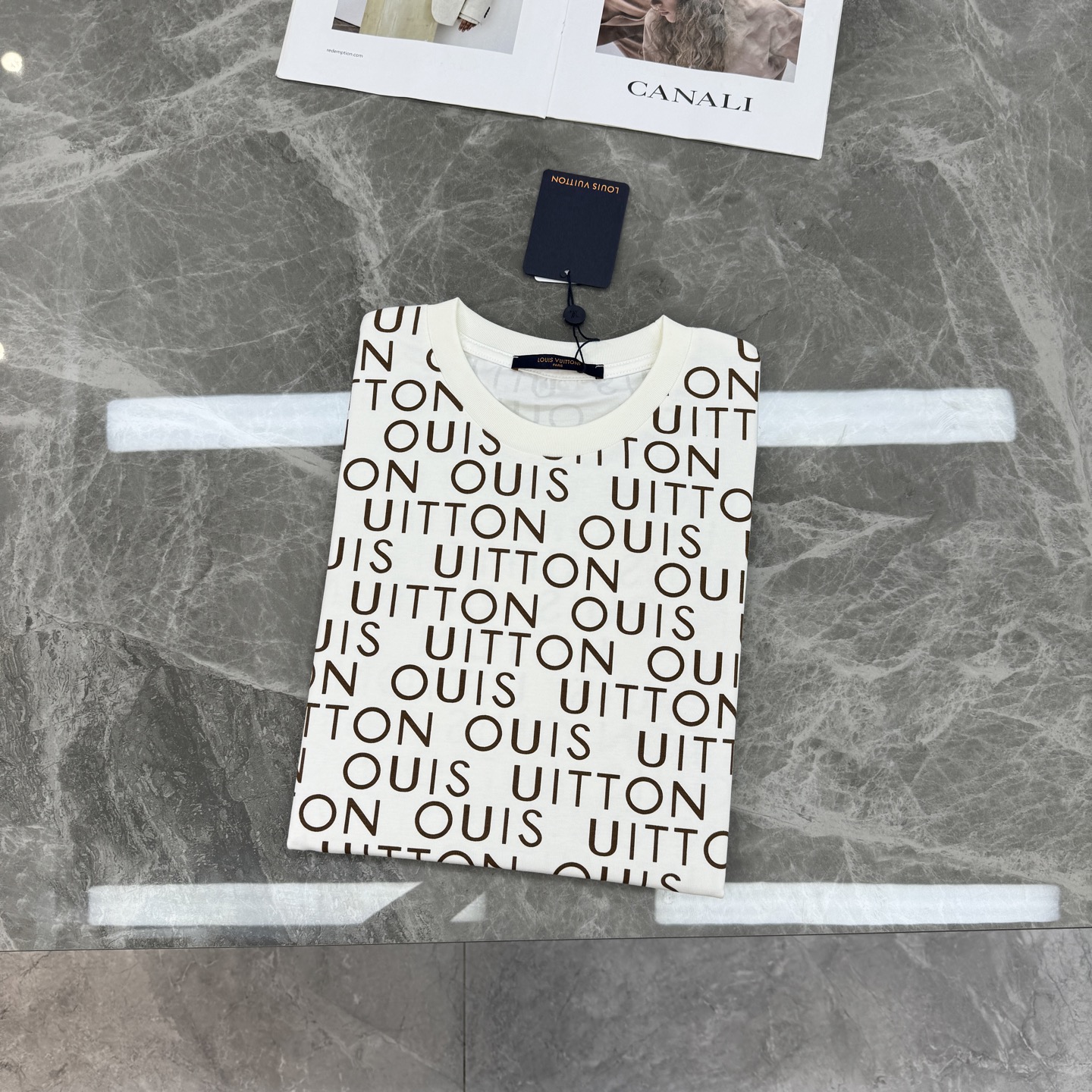 。🌾 LV OUISTON印花T恤.驴牌2026春夏OUISTON印花T恤，白色纯棉材质，舒适透气，日常