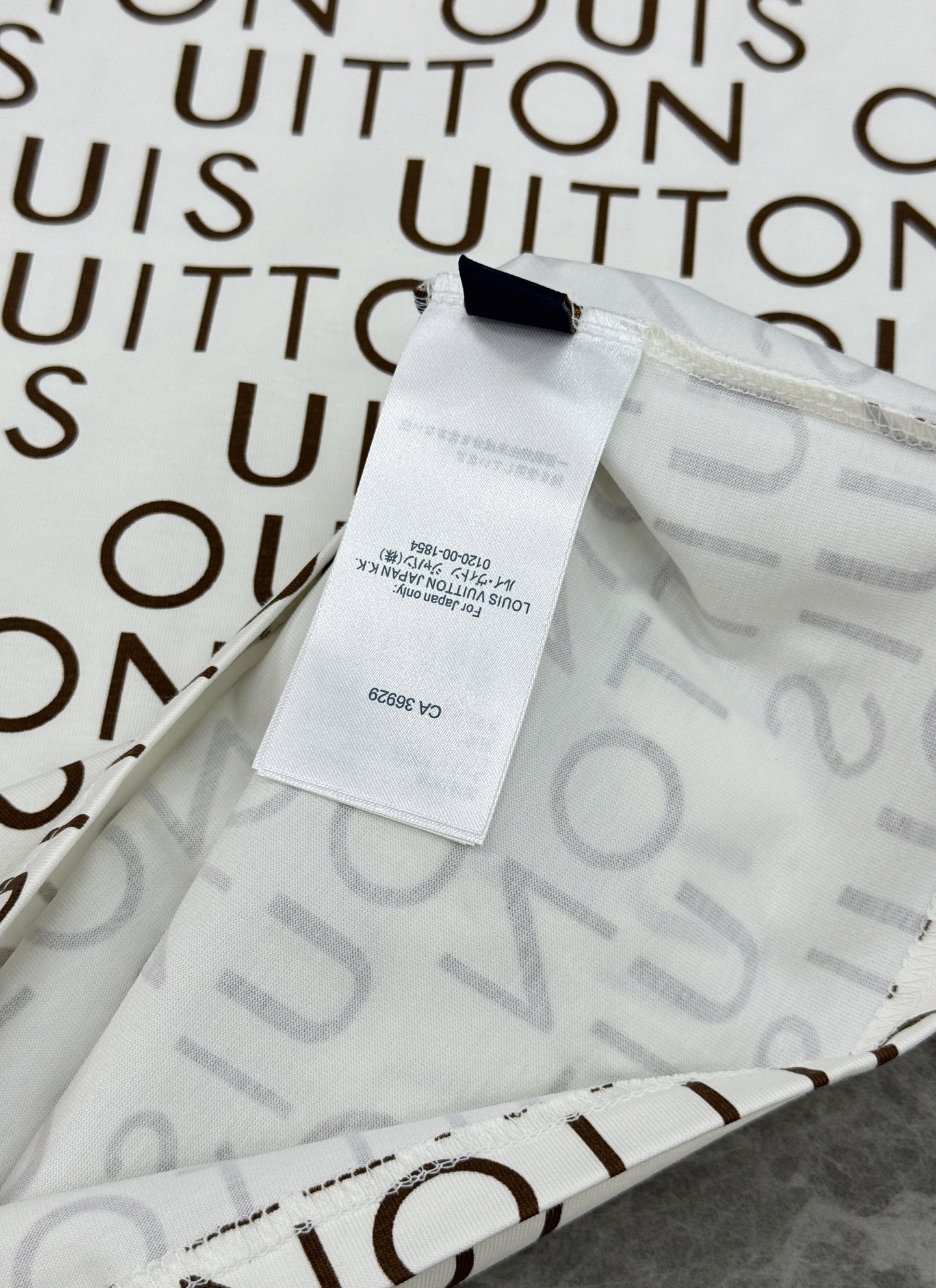 。🌾 LV OUISTON印花T恤.驴牌2026春夏OUISTON印花T恤，白色纯棉材质，舒适透气，日常