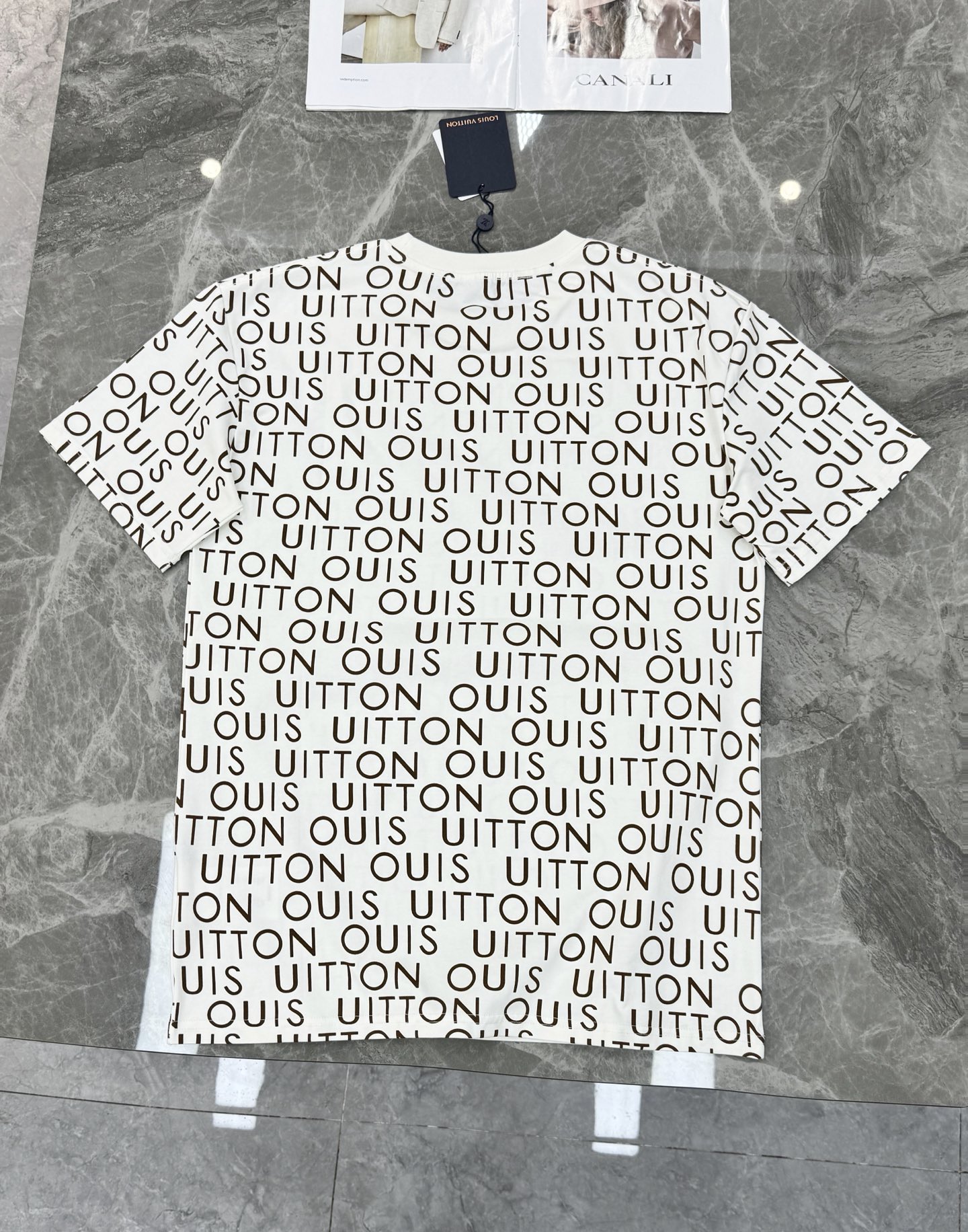 。🌾 LV OUISTON印花T恤.驴牌2026春夏OUISTON印花T恤，白色纯棉材质，舒适透气，日常