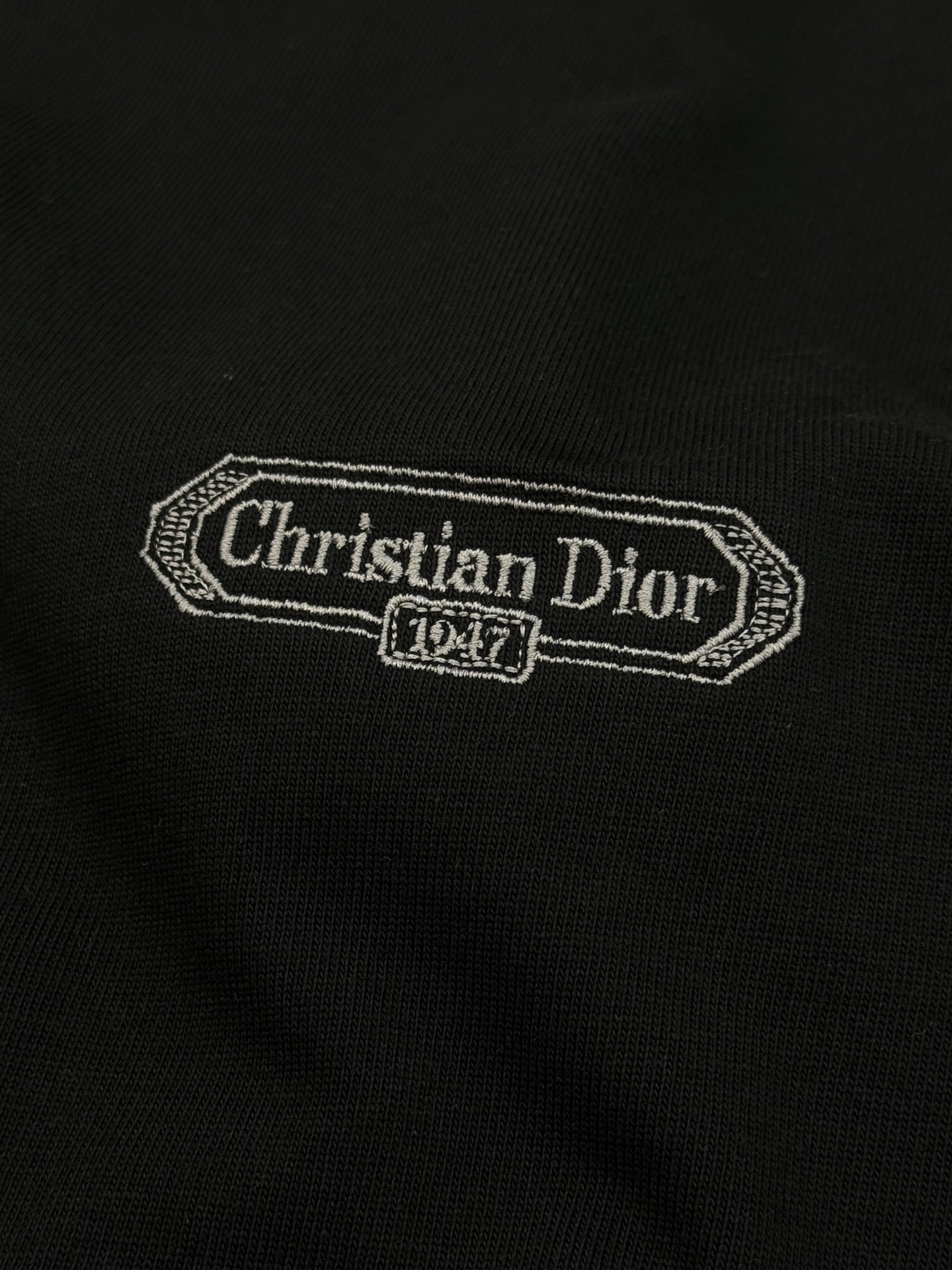。🌾 Dior Oblique刺绣T恤.26s新品.男女同款推荐❤️DiorOblique刺绣T恤，采用