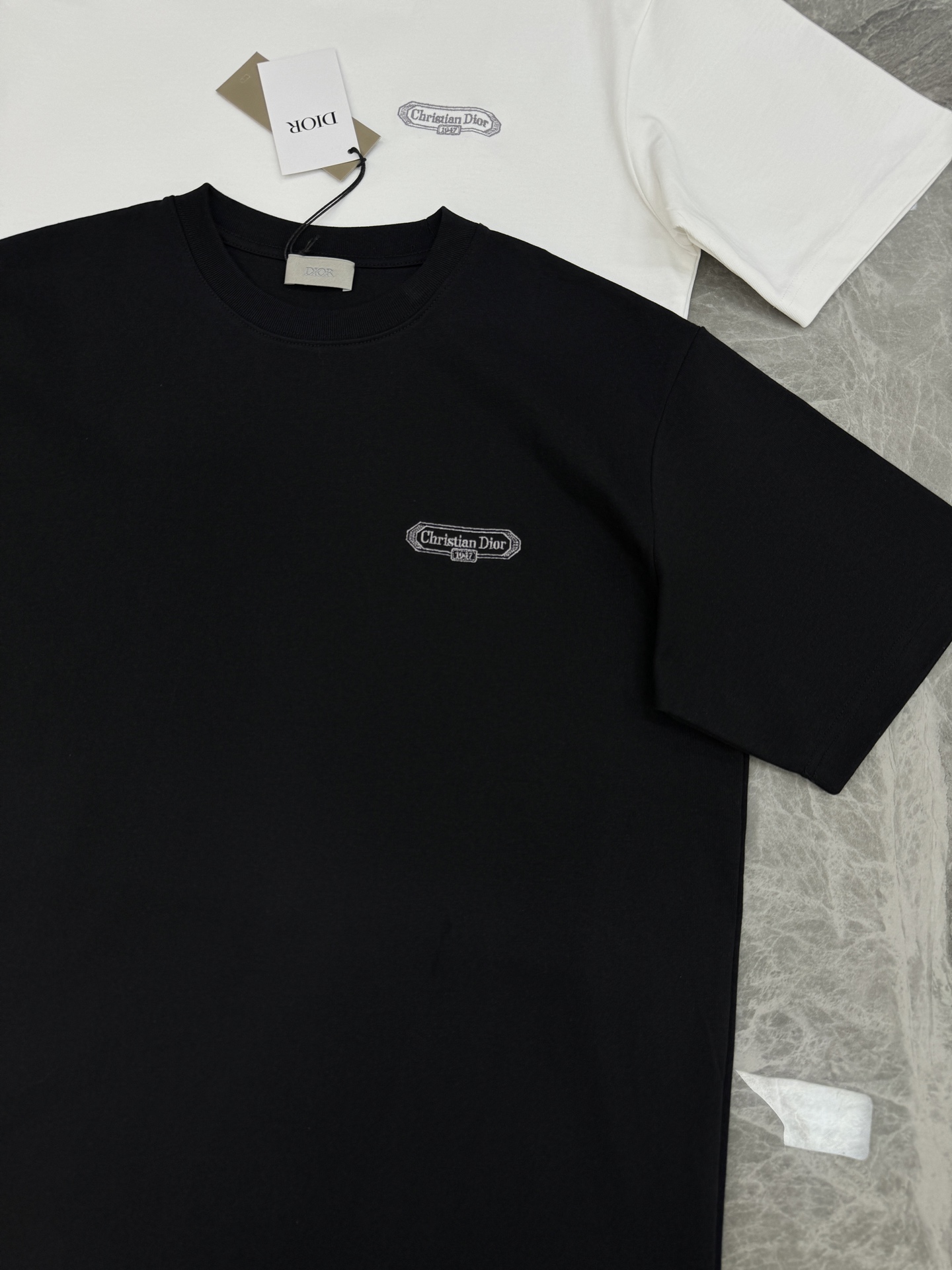 。🌾 Dior Oblique刺绣T恤.26s新品.男女同款推荐❤️DiorOblique刺绣T恤，采用