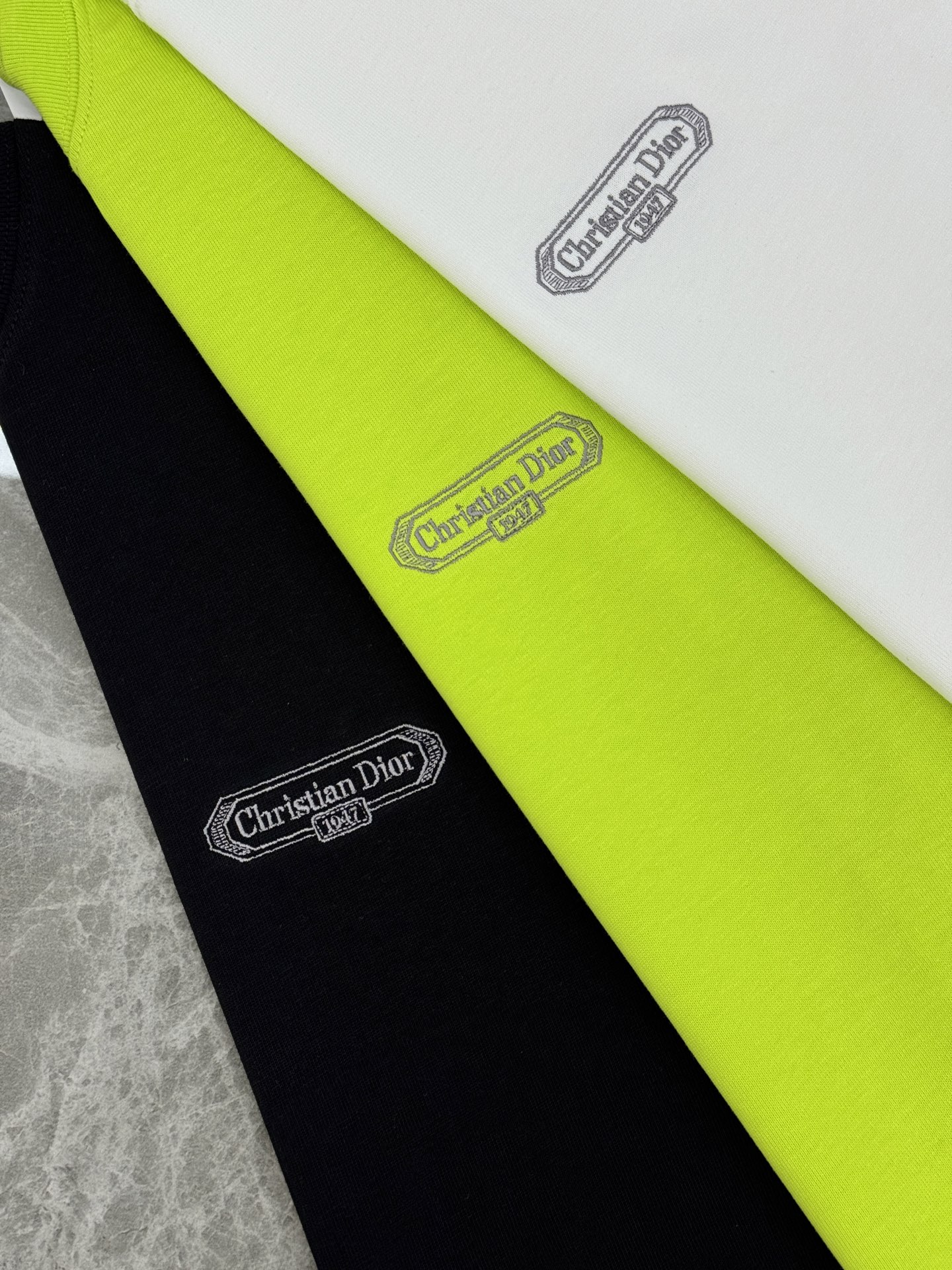 。🌾 Dior Oblique刺绣T恤.26s新品.男女同款推荐❤️DiorOblique刺绣T恤，采用