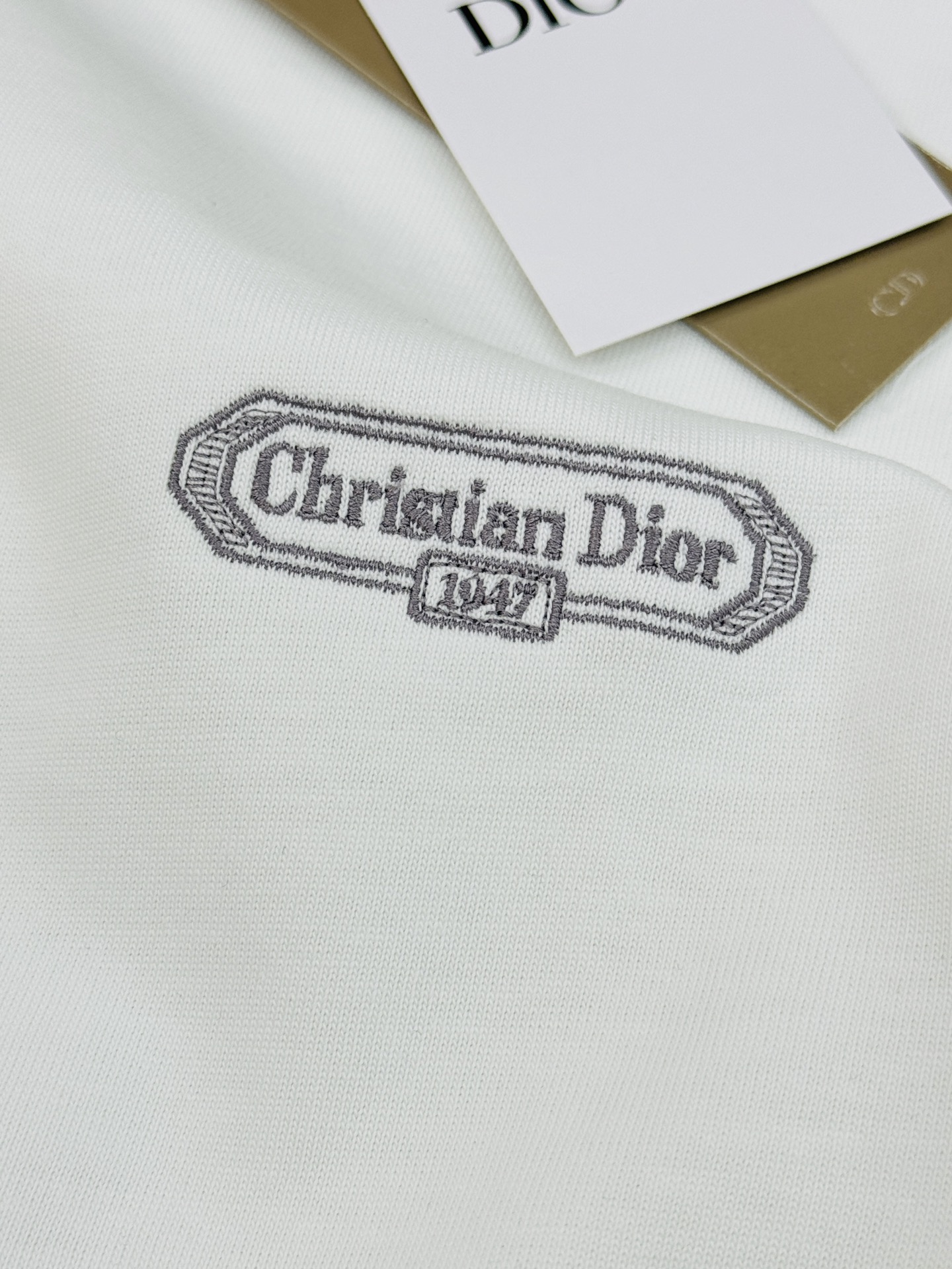 。🌾 Dior Oblique刺绣T恤.26s新品.男女同款推荐❤️DiorOblique刺绣T恤，采用