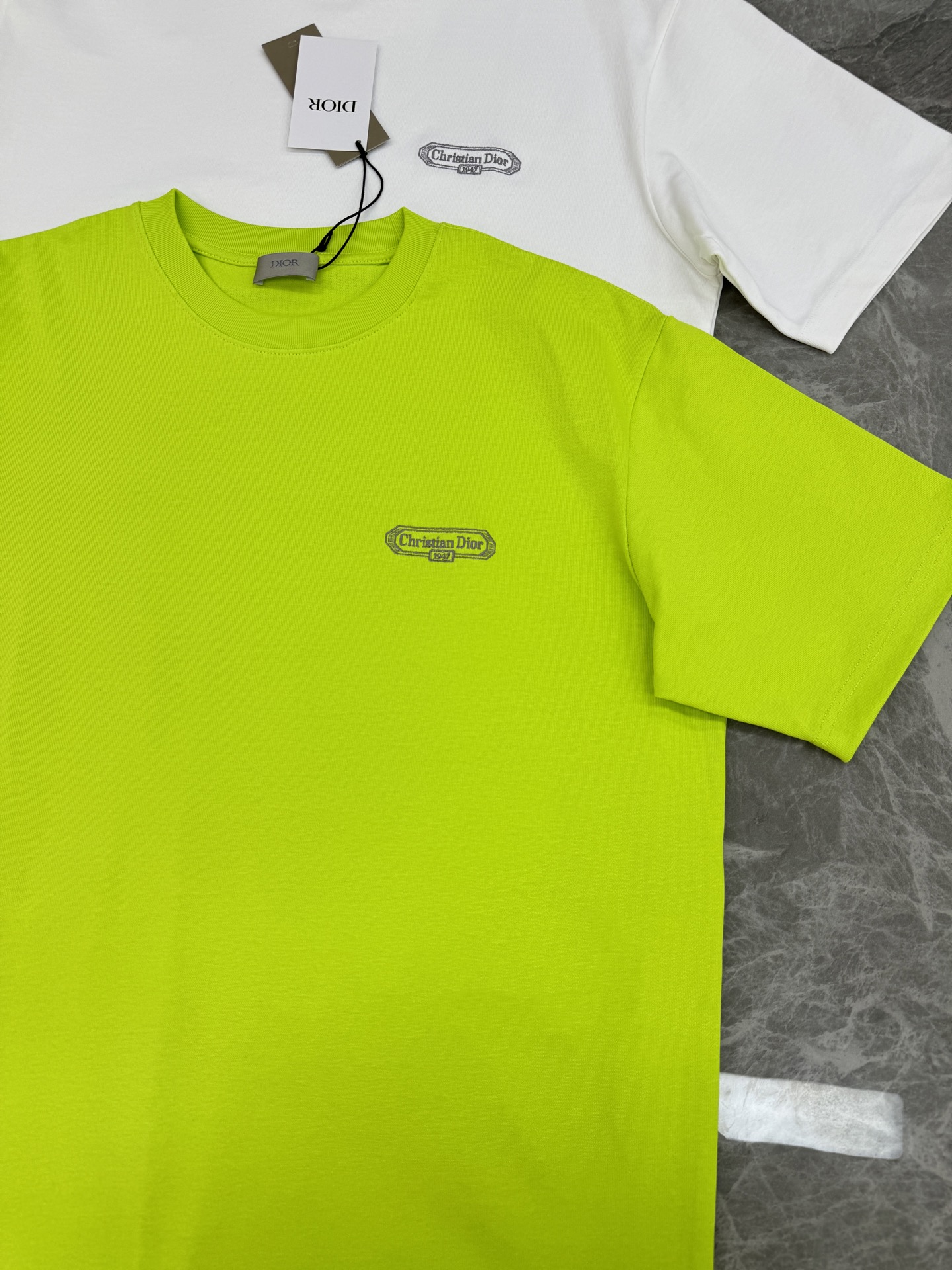 。🌾 Dior Oblique刺绣T恤.26s新品.男女同款推荐❤️DiorOblique刺绣T恤，采用