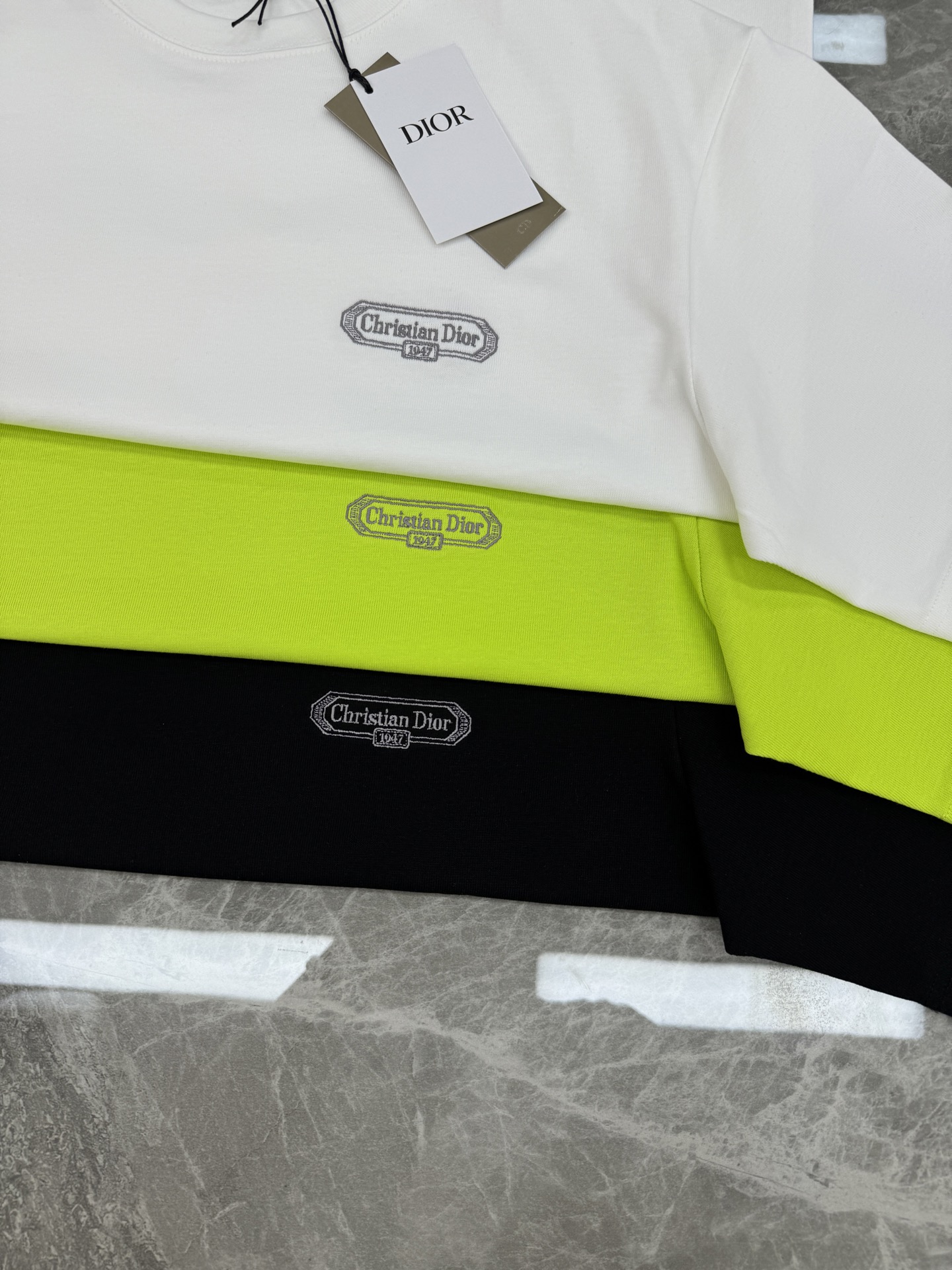 。🌾 Dior Oblique刺绣T恤.26s新品.男女同款推荐❤️DiorOblique刺绣T恤，采用