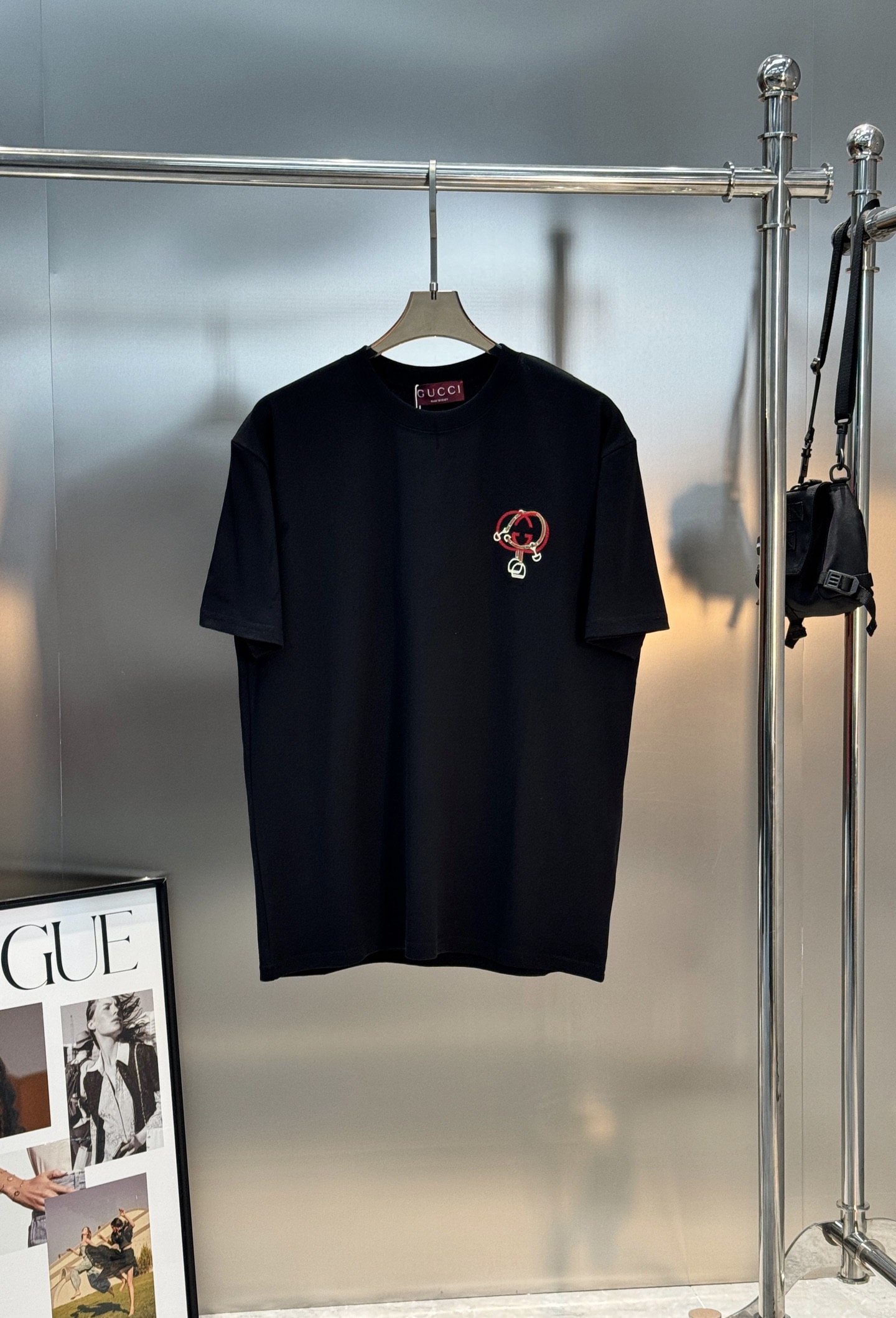 。🌾 Gucci马年刺绣短袖🆕26sGucci马年主题短袖，采用柔软棉质，穿着舒适透气。正面双G标志+马