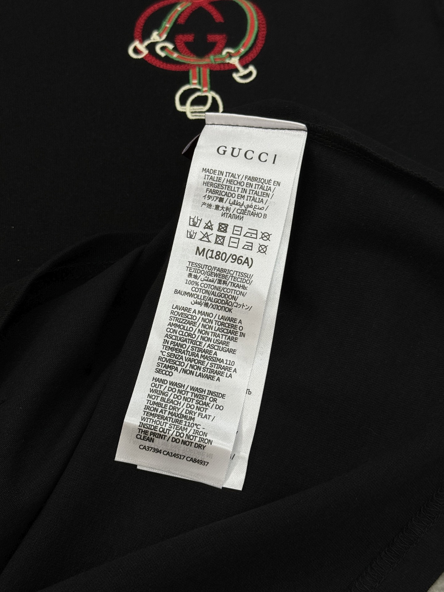 。🌾 Gucci马年刺绣短袖🆕26sGucci马年主题短袖，采用柔软棉质，穿着舒适透气。正面双G标志+马