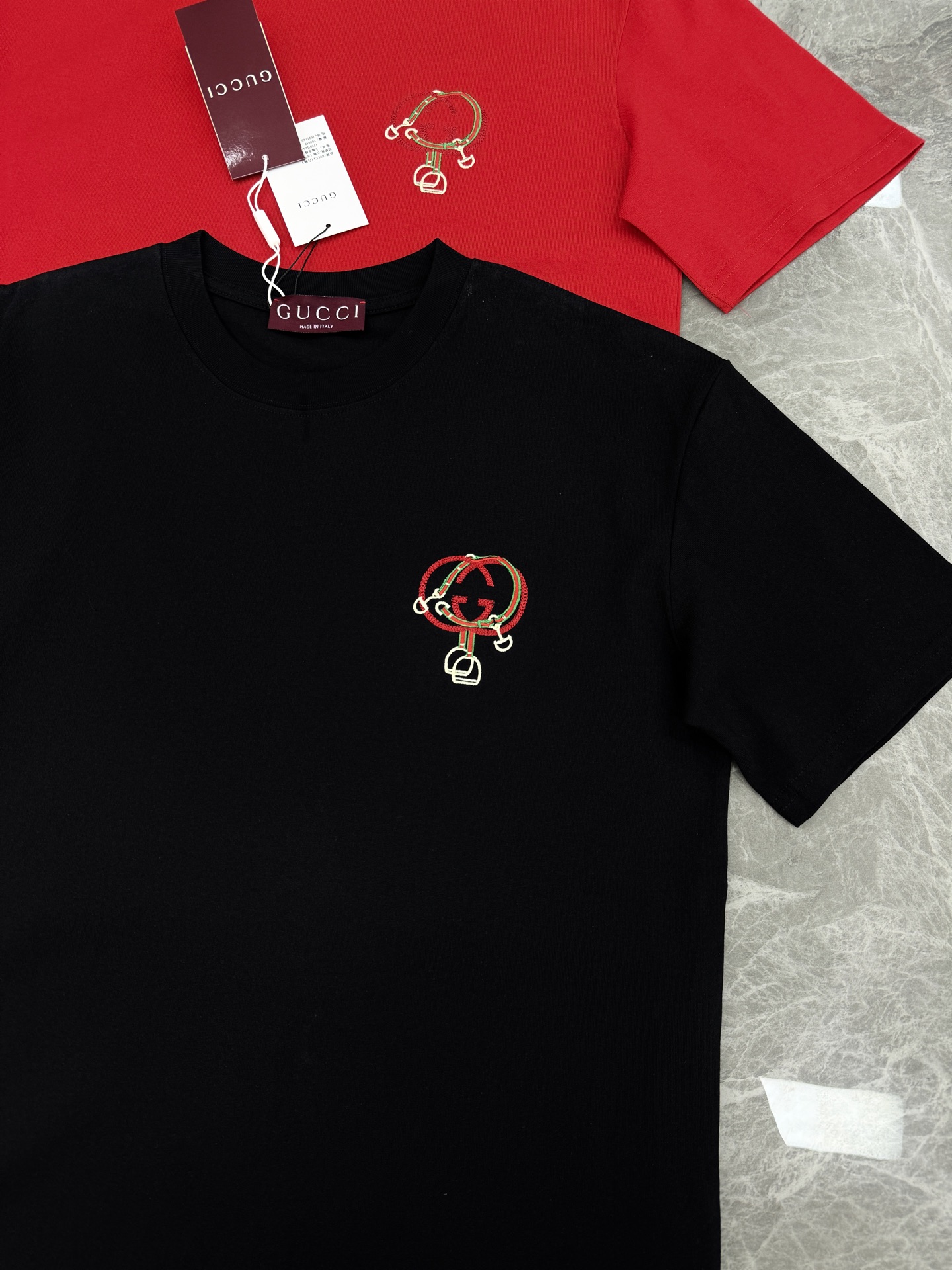 。🌾 Gucci马年刺绣短袖🆕26sGucci马年主题短袖，采用柔软棉质，穿着舒适透气。正面双G标志+马